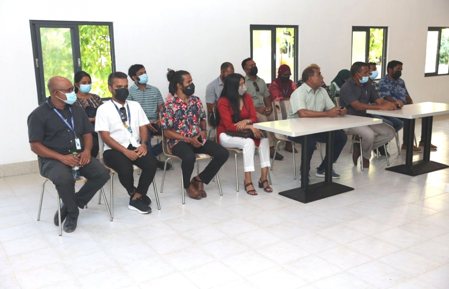 ޓޫރިޒަމް މިނިސްޓަރު ޑރ. މައުސޫމާއި އެ މިނިސްޓްރީގެ ޓީމް، ރަހާ ރިސޯޓުގެ މުވައްޒަފުންނާ މިއަދު ހަވީރު ބައްދަލުކުރައްވަނީ.-- ފޮޓޯ: ޓޫރިޒަމް މިނިސްޓްރީ