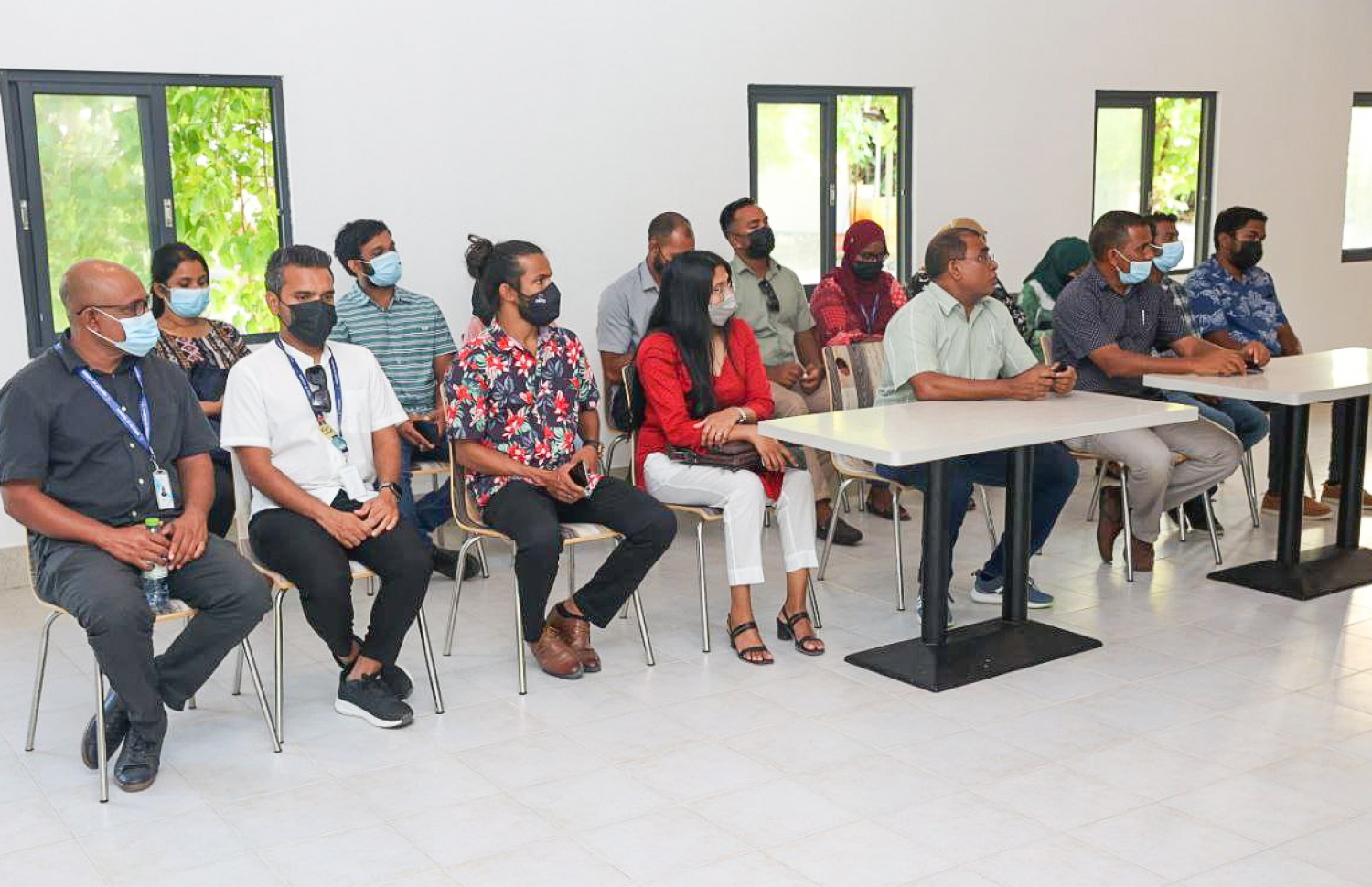 ލ. އަތޮޅުގައި ހިންގާ ރަހާ ރިސޯޓުގެ މުވައްޒަފުންނާ ޓޫރިޒަމް މިނިސްޓަރު ޑރ. މައުސޫމް މިދިޔަ ހުކުރު ދުވަހު ބައްދަލުކުރައްވަނީ.-- ފޮޓޯ: ޓޫރިޒަމް މިނިސްޓްރީ