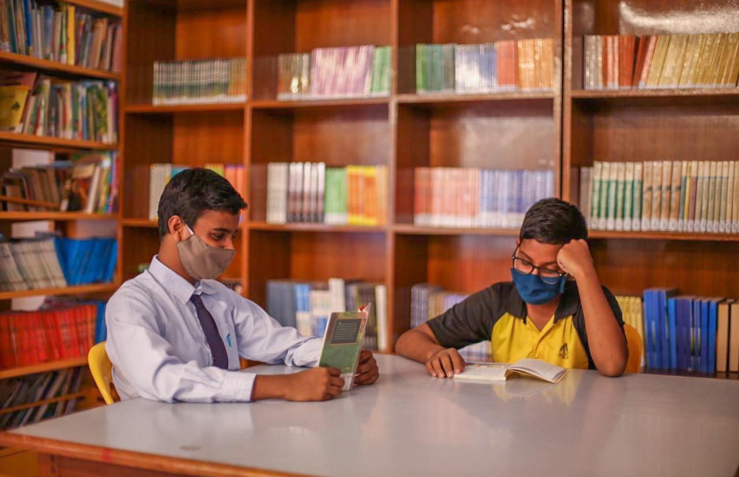 ބީއެމްއެލް ކޮމިއުނިޓީ ފަންޑް މެދުވެރިކޮށް އއ. އަތޮޅު ތައުލީމީ މަރުކަޒަށް ފޮތް ހަދިޔާކޮށްދީފައި: މިހާތަނަށް 55 ޕްރޮޖެކްޓެއް ވަނީ ނިންމާލާފައި--