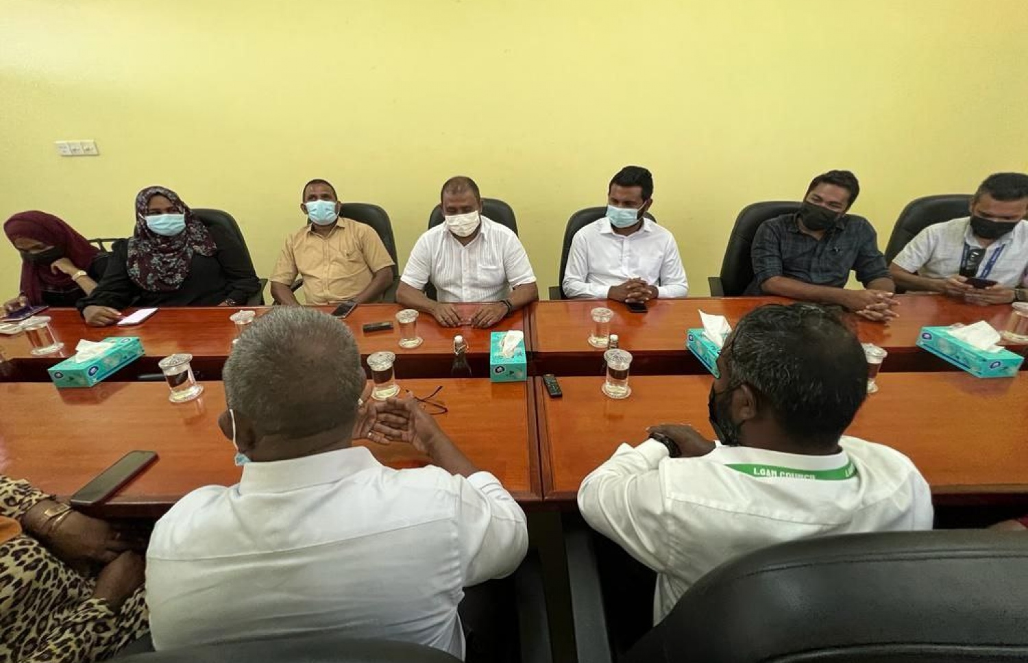 ގަމު ކައުންސިލްގެ މެމްބަރުންނާ ޓޫރިޒަމް މިނިސްޓަރު ޑރ. މައުސޫމް އިއްޔެ މެންދުރު ފަހު ބައްދަލުކުރައްވަނީ..--ފޮޓޯ: އަމާނީ އަބްދުﷲ/ މިހާރު