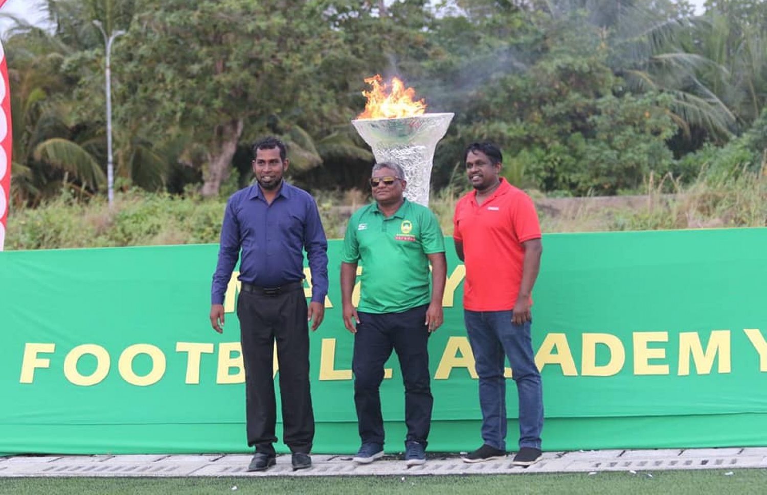 އުރީދޫގެ ޗީފް ކޮމާޝަލް އޮފިސަރު ހުސައިން ނިޔާޒު (ކ) މާޒިޔާގެ ޗެއާމަން އަހްމަދު ސާޖިދު (މ) އަދި ކެނދިކުޅުދޫގެ ކައުންސިލްގެ ރައީސް: ކެނދިކުޅުދޫގައި ހުޅުވި މާޒިޔާ އެކަޑެމީ ހުޅުވުމުގެ ރަސްމިއްޔާތުގެ ތެރެއިން --- ފޮޓޯ: މާޒިޔާ