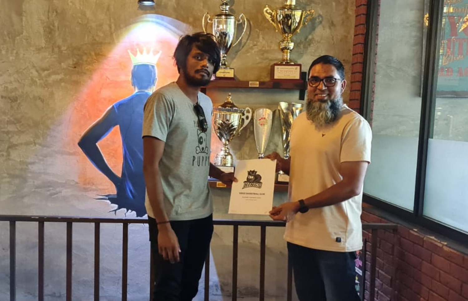 ކިންގްސްގެ ނައިބު ރައީސް އިބްރާހިމް މުހައްމަދު އާ އެކު ރަޝްވާން --- ފޮޓޯ: ކޭބީސީ