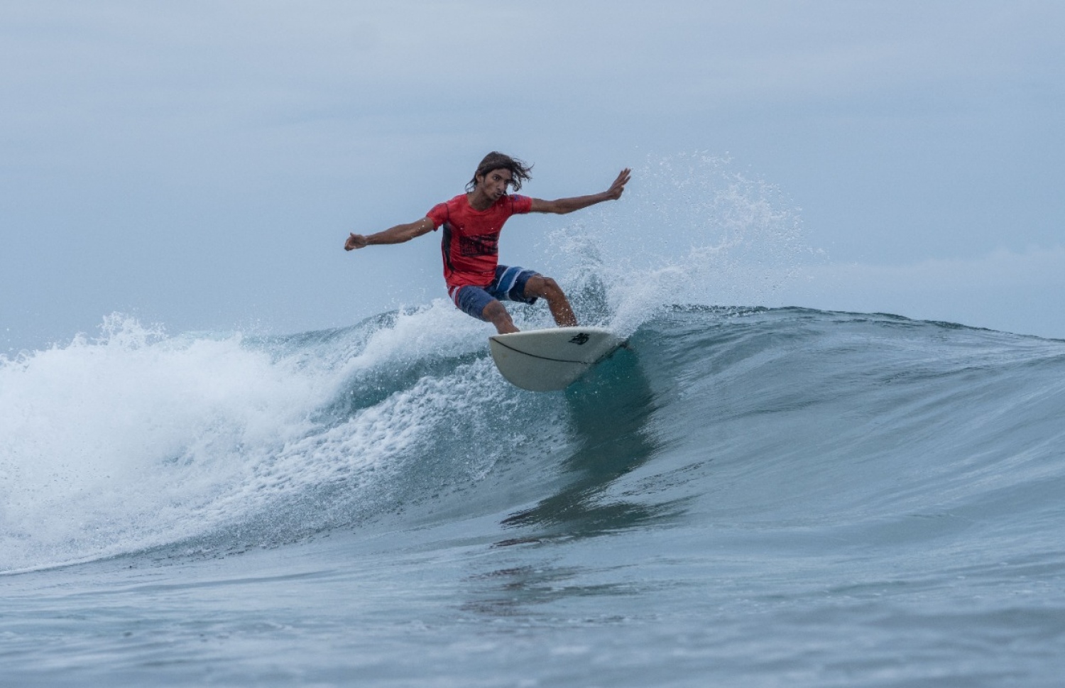 ޖޫނިއާ ޑިވިޝަނުގައި ޝަރޫފް ރާޅާއަޅަނީ. ޝަރޫފް ވަނީ އޯޕަން ޑިވިޝަނުގެ ކުއާޓާ ފައިނަލުގައި ވެސް ވާދަ ކޯށްފަ އެވެ. އޯޕަން ޑީވިޝަނާއި ޖޫނިއާ ޑިވިޝަނުން ޝަރޫފް ކެެޓީ ކުއާޓާއާ ހަމައިންނެވެ.-- ފޮޓޯ: ލިކުއިފައި މޯލްޑިވްސް