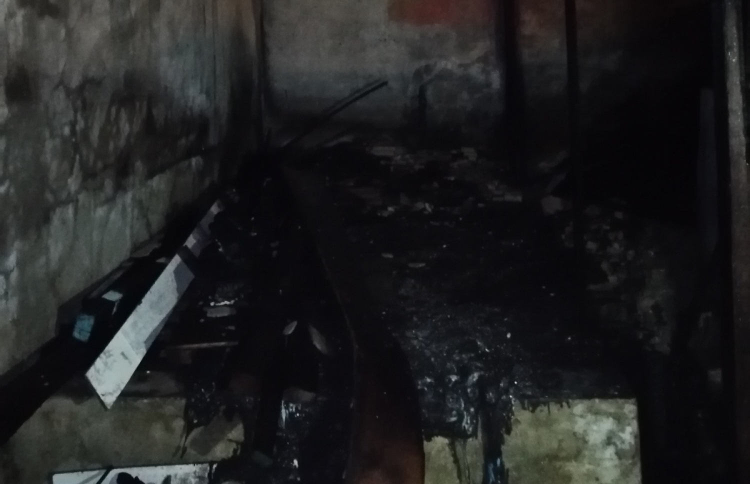 މ. މުލީގައި މިރޭ ހިނގި އަލިފާނުގެ ހާދިސާގައި ބަދިގެއެއްގައި ރޯވެ އަނދާފައި. ފޮޓޯ:މުލި ކައުންސިލް