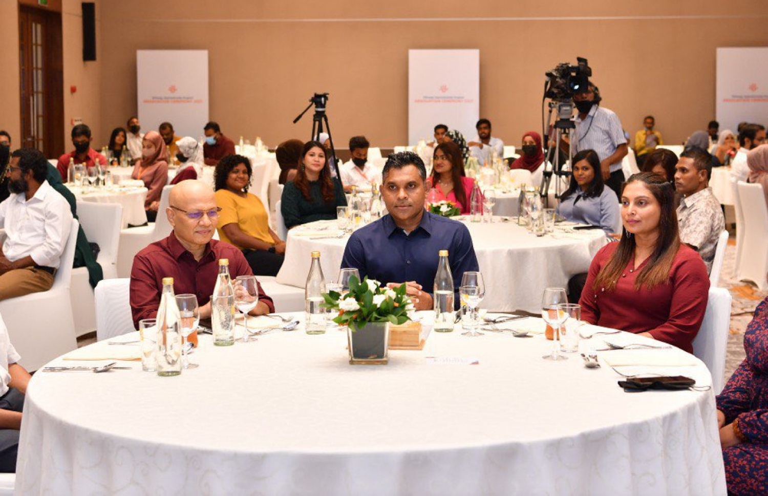 ދިރާގު އެޕްރެންޓިޝިޕް ޕްރޮގްރާމް ނިންމުމުގެ ރަސްމިއްޔާތުގައި ނައިބު ރައީސް ފައިސަލް ނަސީމް (މ) އާއި ދިރާގުގެ ސީއީއޯ އަދި މެނޭޖިން ޑިރެކްޓަރު އިސްމާއިލް ރަޝީދު (ވ) އާއި އެޑިއުކޭޝަން މިނިސްޓަރު އައިޝަތު އަލީ (ކ) ބައިވެރިވެވަޑައިގަންނަވަނީ-- ފޮޓޯ: ރައީސް އޮފީސް