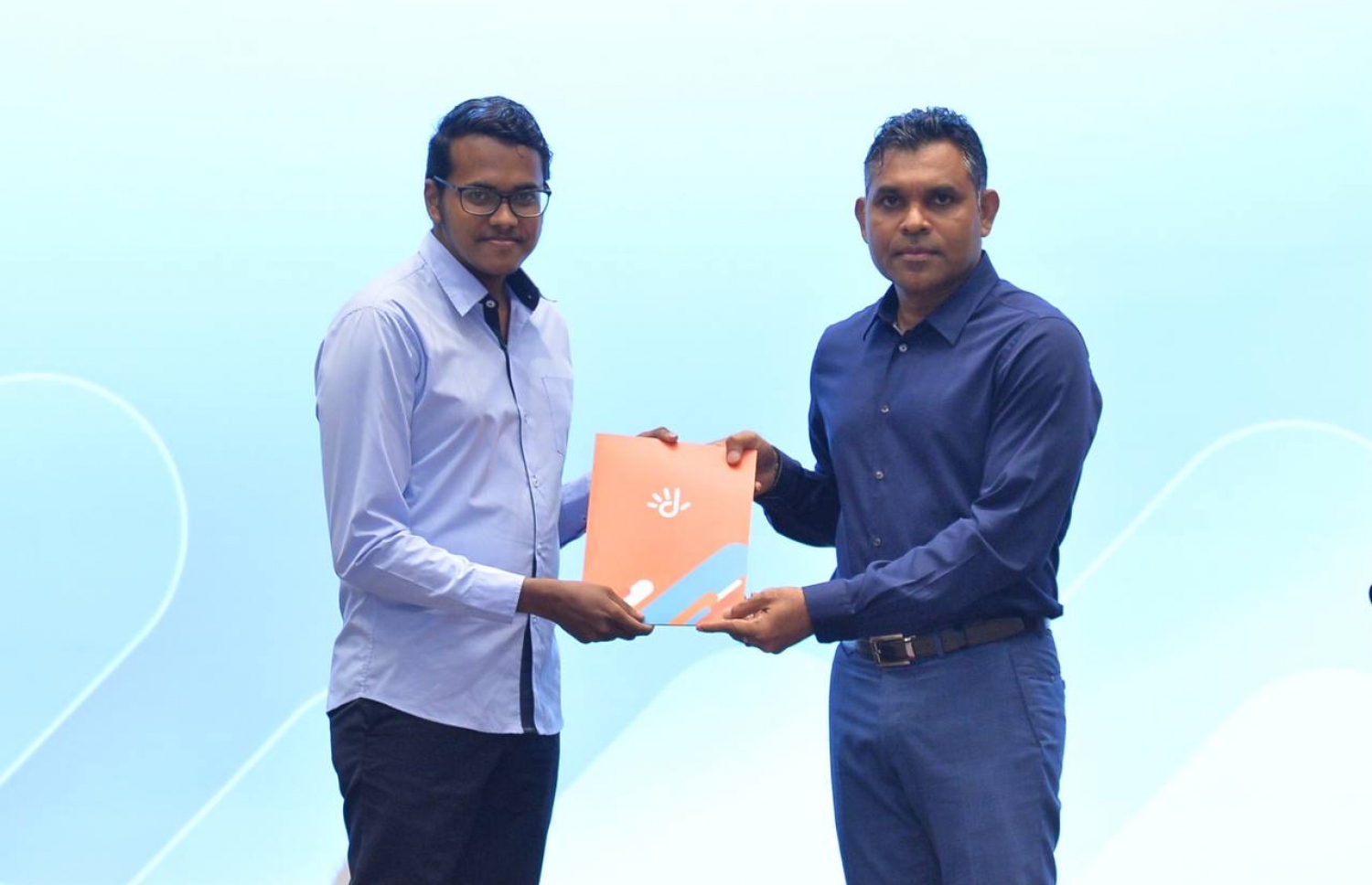 ދިރާގު އެޕްރެންޓިޝިޕް ޕްރޮގްރާމް ނިންމި ދަރިވަރަކާ ނައިބު ރައީސް ސެޓްފިކެޓް ހަވާލު ކޮށްދެއްވަނީ-- ފޮޓޯ: ރައީސް އޮފީސް