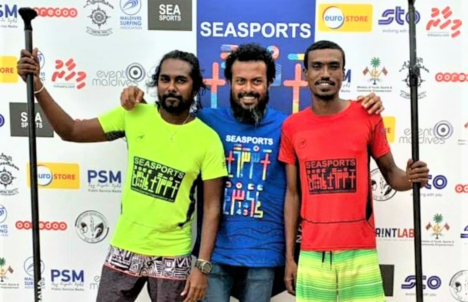 ސަޕް ސާފިންގެ ފައިނަލްގައި ވާދަކުރި މުއާޒް (ކ) އާއި ތޮއްލަމް (ވ) އާ އެކު ސާފިން އެސޯސިއޭޝަންގެ ރައީސް ސޮބާހް