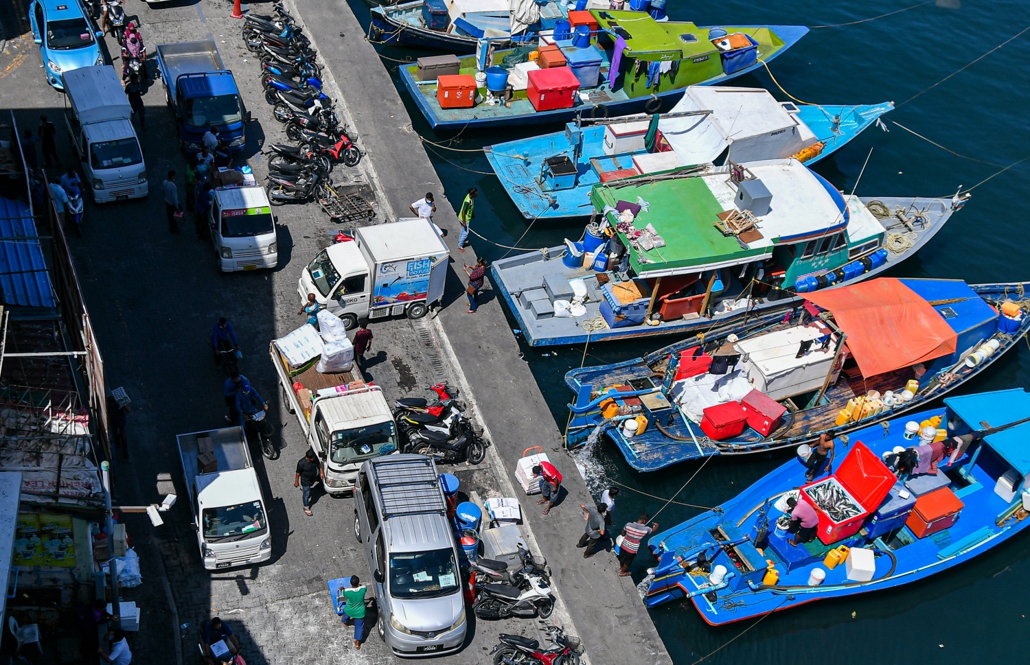 ބާޒާރުމަތީގައި ޕިކަޕްތައް ޕާކު ނުކުރެވޭ ގޮތް ހަދައި، ޕާކިންނަށް ބަދަލު ގެނެސްފައި.-- ފޮޓޯ: ފަޔާޒް މޫސާ / މިހާރު