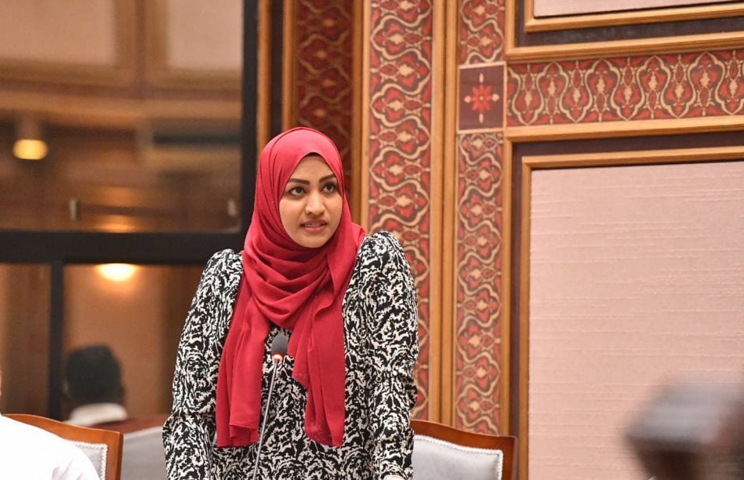 ޓްރާންސްޕޯޓް މިނިސްޓަރު އައިޝަތު ނަހުލާ، ރައްޔިތުންގެ މަޖިލީހުގެ މިއަދުގެ ޖަލްސާގައި މެމްބަރުންގެ ސުވާލުތަކަށް ޖަވާބުދެއްވަނީ. އޭނާ ވިދާޅުވީ މިނީ ބަހުގެ ހިދުމަތަށް ބަޖެޓް ނުލިބޭ ކަމަށް-- ފޮޓޯ: މަޖިލިސް