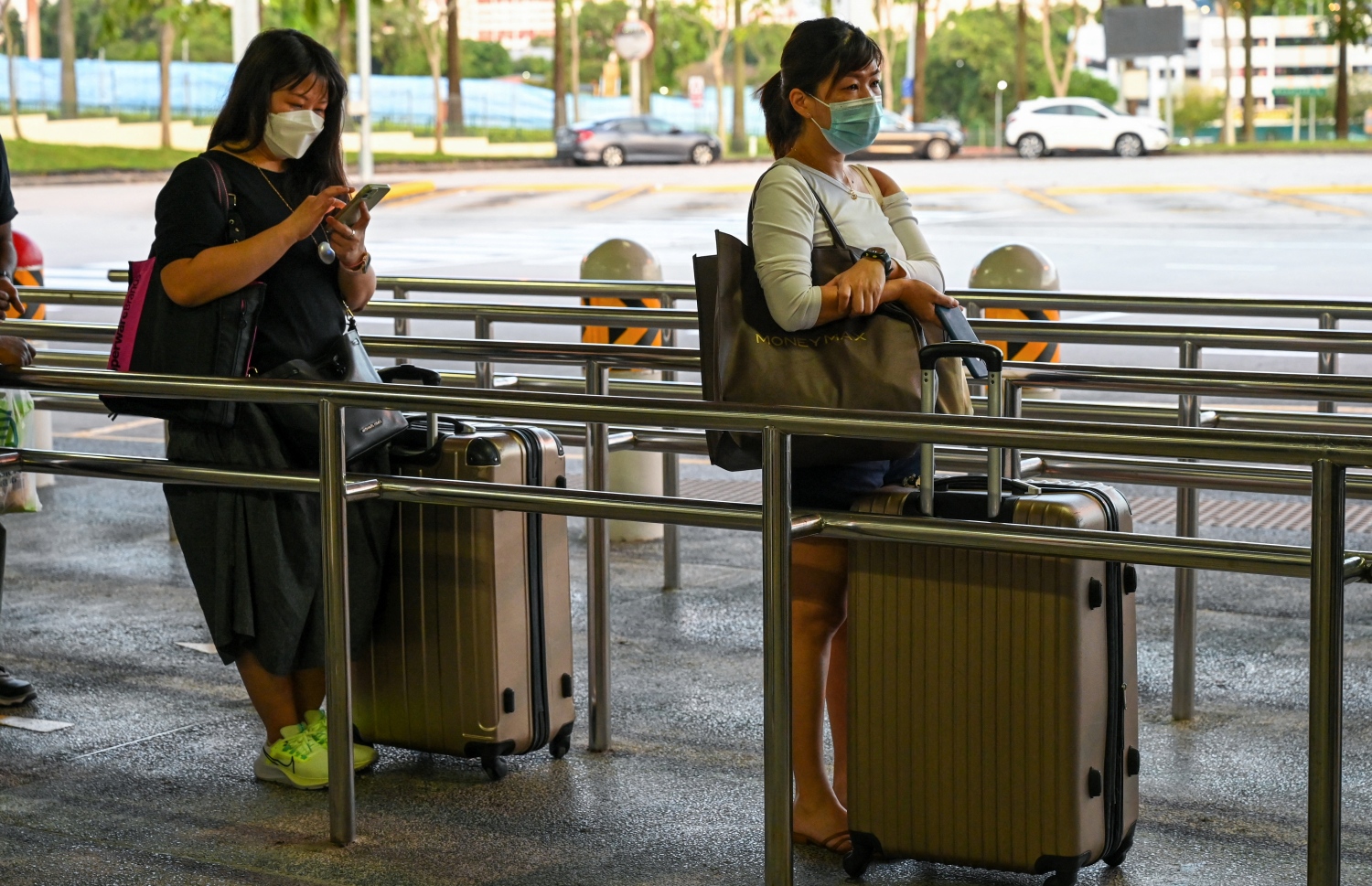 ބަހުގައި މެލޭޝިއާ އަށް ދިޔުމަށް ސިންގަޕޫރުގައި ދެ މީހަކު މަޑުކޮށްލައިގެން. --ފޮޓޯ:އޭއެފްޕީ