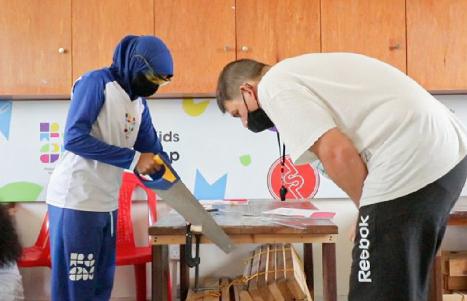 ފިންލެންޑް ސްކޫލްގެ ދަރިވަރަކު ކްރާފްޓް ކުލާހުގައި ވަޑާމުގެ ޕްރޮޖެކްޓެއްގައި މަސައްކަތްކުރަނީ.-- ފޮޓޯ: އައިލެންޑާސް އެޑިއުކޭޝަން