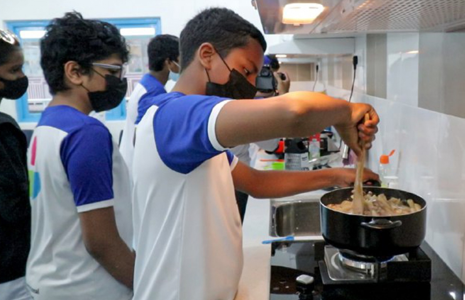 ފިންލެންޑް ސްކޫލްގެ ދަރިވަރުން ހޯމް އިކޮނޮމިކްސް ކްލާހުގައި އެއްޗެއް ކައްކަނީ.-- ފޮޓޯ: އައިލެންޑާސް އެޑިޔުކޭޝަން