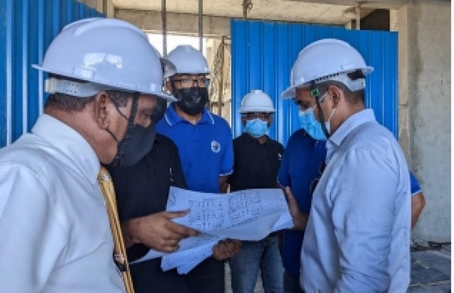 ސަރުކާރު ހިއްސާވާ ކުންފުނިތަކުން އަޅަމުންދާ ފްލެޓުތަކަށް އެސްއޯއީ ކޮމިޓީން ޒިޔާރާތްކުރުން. ކޮމިޓީ ރިޕޯޓުގައި ވަނީ ކުންފުނިތަކުގެ ފްލެޓުތަކުގައި ގިނަ މައްސަލަތައް ހުރިކަމަށް ބުނެފައި---- ފޮޓޯ/މަޖިލިސް