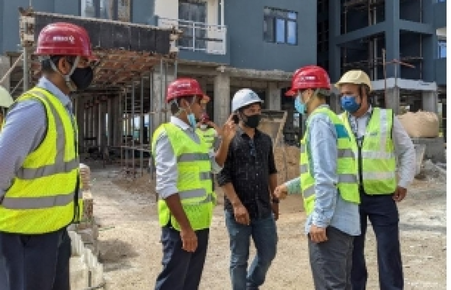 ސަރުކާރު ހިއްސާވާ ކުންފުނިތަކުން އަޅަމުންދާ ފްލެޓުތަކަށް އެސްއޯއީ ކޮމިޓީން ޒިޔާރާތްކުރުން. ކޮމިޓީ ރިޕޯޓުގައި ވަނީ ކުންފުނިތަކުގެ ފްލެޓުތަކުގައި ގިނަ މައްސަލަތައް ހުރިކަމަށް ބުނެފައި-- ފޮޓޯ/ މަޖިލިސް