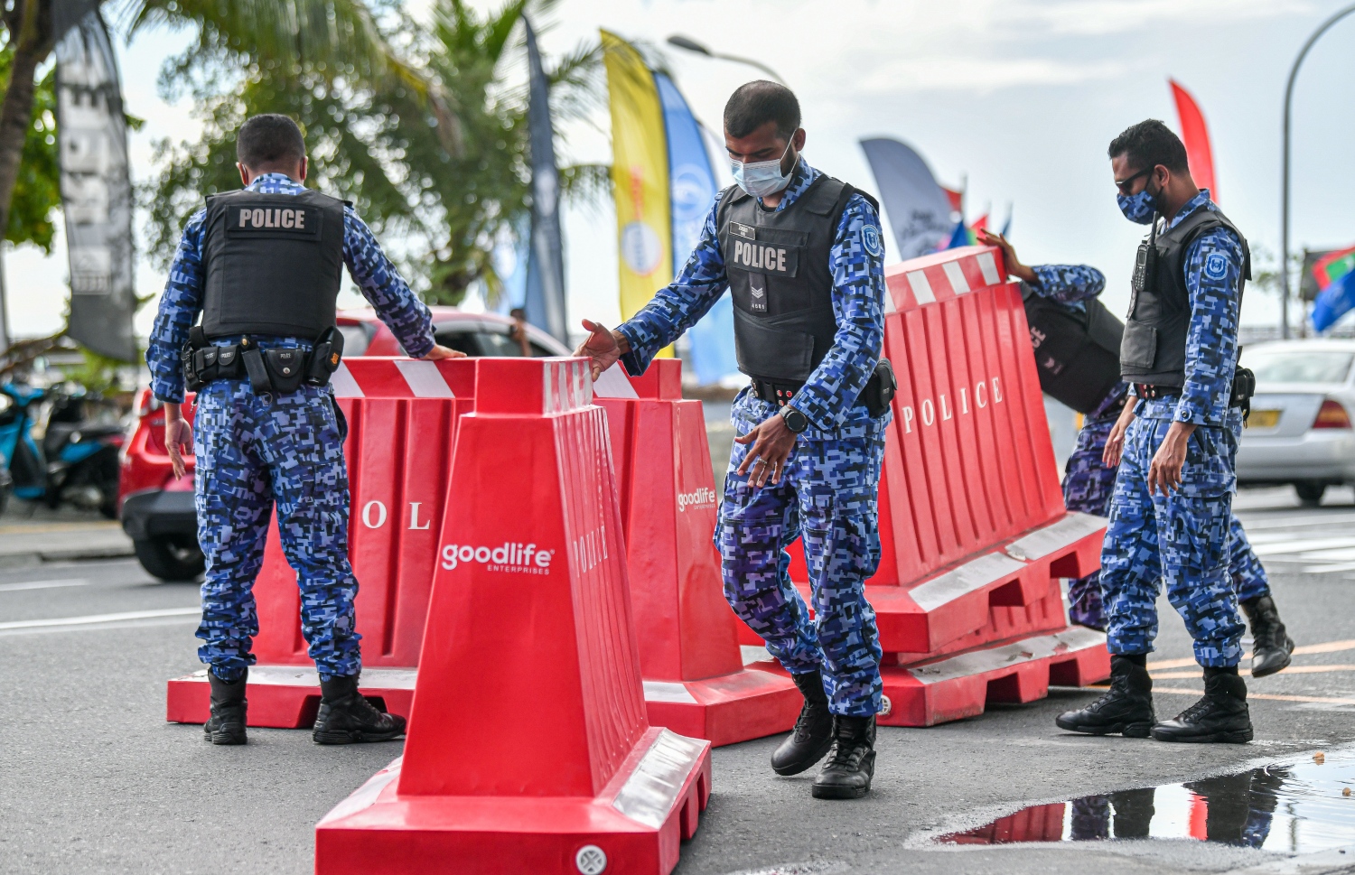 ނޮވެމްބަރު 30، 2021: ކުރީގެ ރައީސް އަބްދުﷲ ޔާމީންގެ މައްޗަށް މަނީ ލޯންޑަރިންގެ ކުށް ސާބިތުވެ ފަސް އަހަރަށް ޖަލަށް ލުމަށް ކޮށްފައިވާ ހުކުމުގެ އިސްތިއުނާފު ޝަރީއަތަށް ސުޕްރީމް ކޯޓަށް ހާޒިރުކުރާއިރު، ޔާމީންގެ ގެކޮޅު ކައިރީގައި ފުލުހުން ހަރަކާތްތެރިވަނީ.--- ފޮޓޯ: ފަޔާޒު މޫސާ / މިހާރު