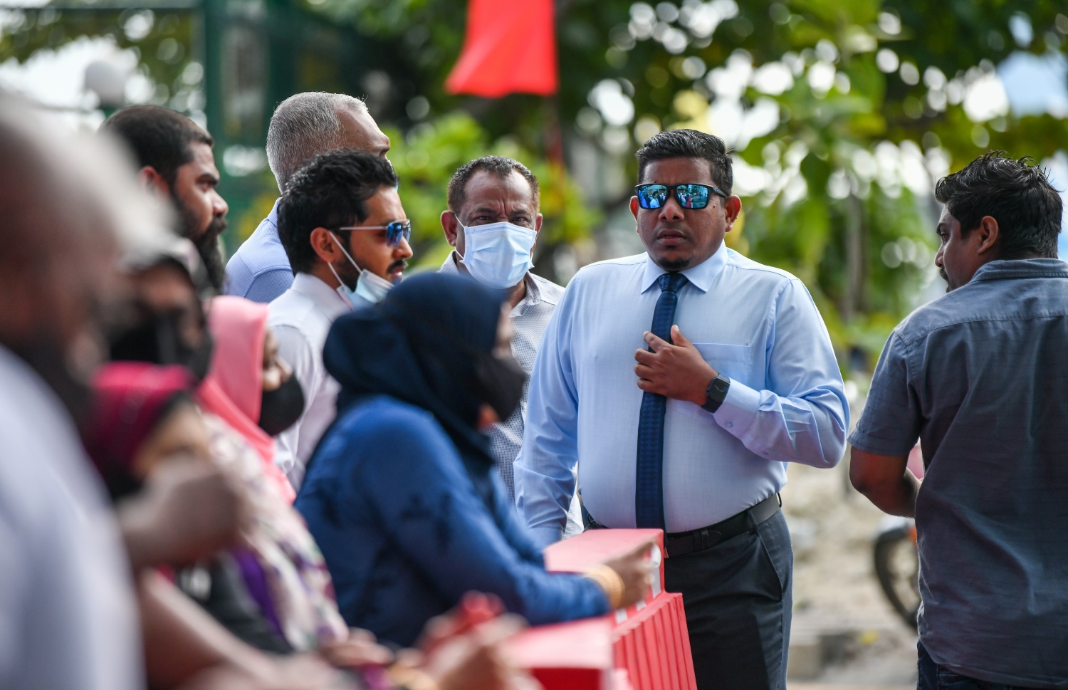 ނޮވެމްބަރު 30، 2021: ކުރީގެ ރައީސް އަބްދުﷲ ޔާމީންގެ މައްޗަށް މަނީ ލޯންޑަރިންގެ ކުށް ސާބިތުވެ ފަސް އަހަރަށް ޖަލަށް ލުމަށް ކޮށްފައިވާ ހުކުމުގެ އިސްތިއުނާފު ޝަރީއަތަށް ސުޕްރީމް ކޯޓަށް ހާޒިރުކުރާއިރު، ޔާމީންގެ ބައެއް ސަޕޯޓަރުން ޔާމީންގެ ގެކޮޅު ކައިރިއަށް އެއްވެފައި.--- ފޮޓޯ: ފަޔާޒު މޫސާ / މިހާރު