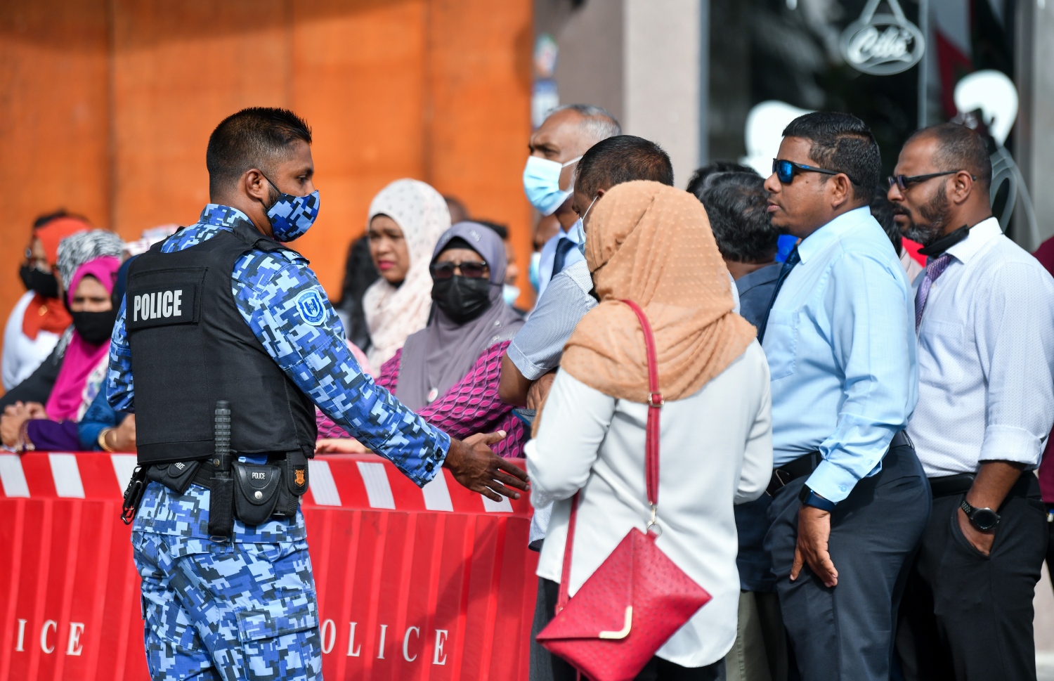 ނޮވެމްބަރު 30، 2021: ކުރީގެ ރައީސް އަބްދުﷲ ޔާމީންގެ މައްޗަށް މަނީ ލޯންޑަރިންގެ ކުށް ސާބިތުވެ ފަސް އަހަރަށް ޖަލަށް ލުމަށް ކޮށްފައިވާ ހުކުމުގެ އިސްތިއުނާފު ޝަރީއަތަށް ސުޕްރީމް ކޯޓަށް ހާޒިރުކުރާއިރު، ޔާމީންގެ ބައެއް ސަޕޯޓަރުން ޔާމީންގެ ގެކޮޅު ކައިރިއަށް އެއްވެފައި.--- ފޮޓޯ: ފަޔާޒު މޫސާ / މިހާރު