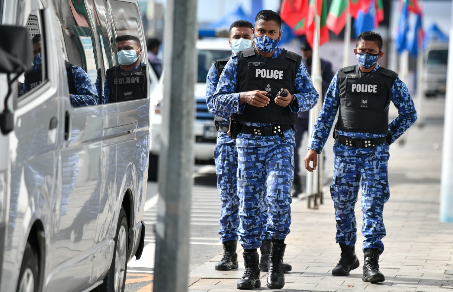 ނޮވެމްބަރު 30، 2021: ކުރީގެ ރައީސް އަބްދުﷲ ޔާމީންގެ މައްޗަށް މަނީ ލޯންޑަރިންގެ ކުށް ސާބިތުވެ ފަސް އަހަރަށް ޖަލަށް ލުމަށް ކޮށްފައިވާ ހުކުމުގެ އިސްތިއުނާފު ޝަރީއަތަށް ސުޕްރީމް ކޯޓަށް ހާޒިރުކުރާއިރު، ޔާމީންގެ ގެކޮޅު ކައިރީގައި ފުލުހުން ހަރަކާތްތެރިވަނީ.--- ފޮޓޯ: ފަޔާޒު މޫސާ / މިހާރު