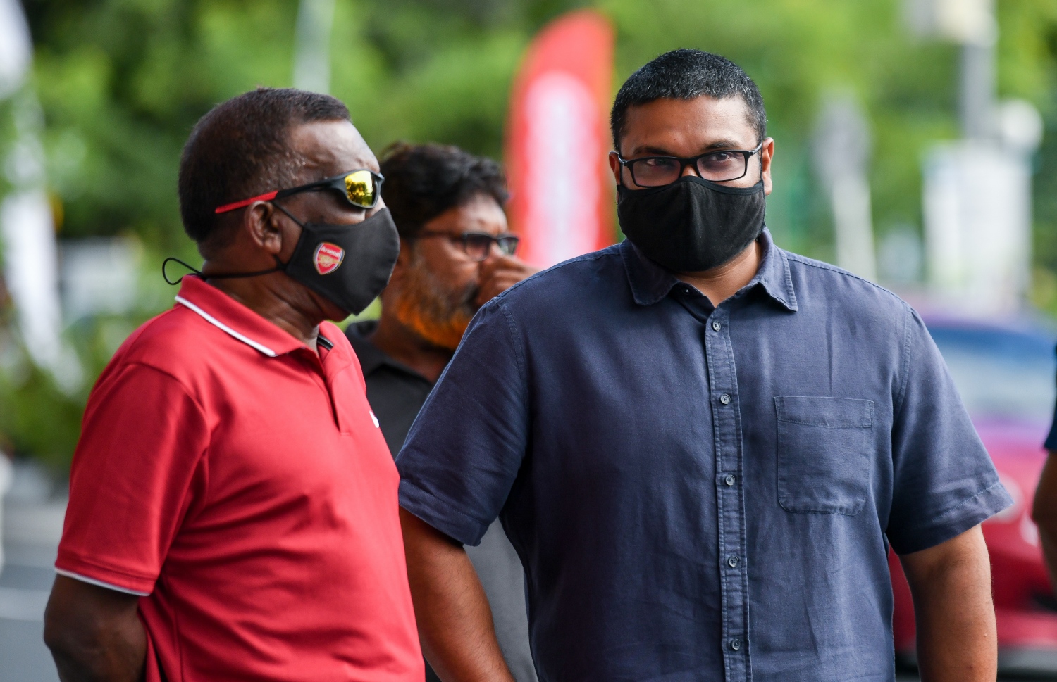 ނޮވެމްބަރު 30، 2021: ކުރީގެ ރައީސް އަބްދުﷲ ޔާމީންގެ މައްޗަށް މަނީ ލޯންޑަރިންގެ ކުށް ސާބިތުވެ ފަސް އަހަރަށް ޖަލަށް ލުމަށް ކޮށްފައިވާ ހުކުމުގެ އިސްތިއުނާފު ޝަރީއަތަށް ސުޕްރީމް ކޯޓަށް ހާޒިރުކުރާއިރު، ގުރައިދޫ ދާއިރާގެ މެމްބަރު މުހައްމަދު ޣައްސާން މައުމޫން، ޔާމީންގެ ގެކޮޅު ކައިރީގައި މަޑުކޮށްލައްވައިގެން.--- ފޮޓޯ: ފަޔާޒު މޫސާ / މިހާރު