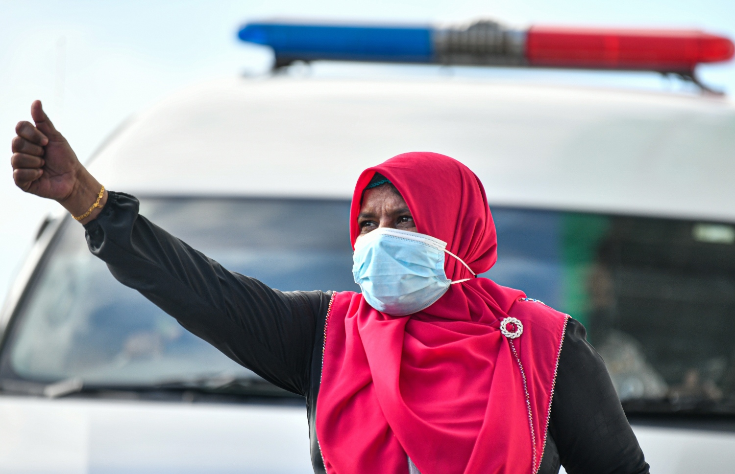 ނޮވެމްބަރު 30، 2021: ކުރީގެ ރައީސް އަބްދުﷲ ޔާމީންގެ މައްޗަށް މަނީ ލޯންޑަރިންގެ ކުށް ސާބިތުވެ ފަސް އަހަރަށް ޖަލަށް ލުމަށް ކޮށްފައިވާ ހުކުމުގެ އިސްތިއުނާފު ޝަރީއަތަށް ސުޕްރީމް ކޯޓަށް ހާޒިރުކުރާއިރު، އެ މަނިކުފާނުގެ ސަޕޯޓަރަކު ޔާމީންގެ ގެކޮޅު ކައިރީގައި ޝުއޫރު ފާޅުކުރަނީ.--- ފޮޓޯ: ފަޔާޒު މޫސާ / މިހާރު