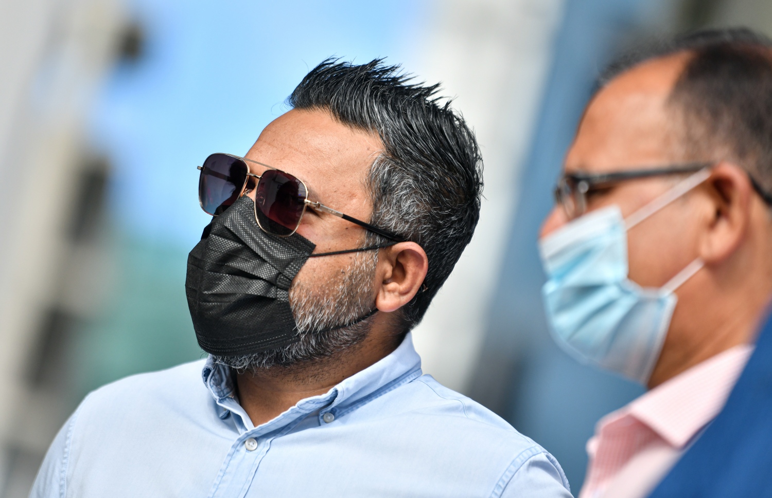 ނޮވެމްބަރު 30، 2021: ކުރީގެ ރައީސް އަބްދުﷲ ޔާމީންގެ މައްޗަށް މަނީ ލޯންޑަރިންގެ ކުށް ސާބިތުވެ ފަސް އަހަރަށް ޖަލަށް ލުމަށް ކޮށްފައިވާ ހުކުމުގެ އިސްތިއުނާފު ޝަރީއަތަށް ސުޕްރީމް ކޯޓަށް ހާޒިރުކުރާއިރު، ޕީޕީއެމްގެ ނައިބު ރައީސް އަދި ނައިފަރު ދާއިރާގެ މެމްބަރު އަހުމަދު ޝިޔާމް، ޔާމީންގެ ގެކޮޅު ކައިރީގައި މަޑުކޮށްލައްވައިގެން.--- ފޮޓޯ: ފަޔާޒު މޫސާ / މިހާރު