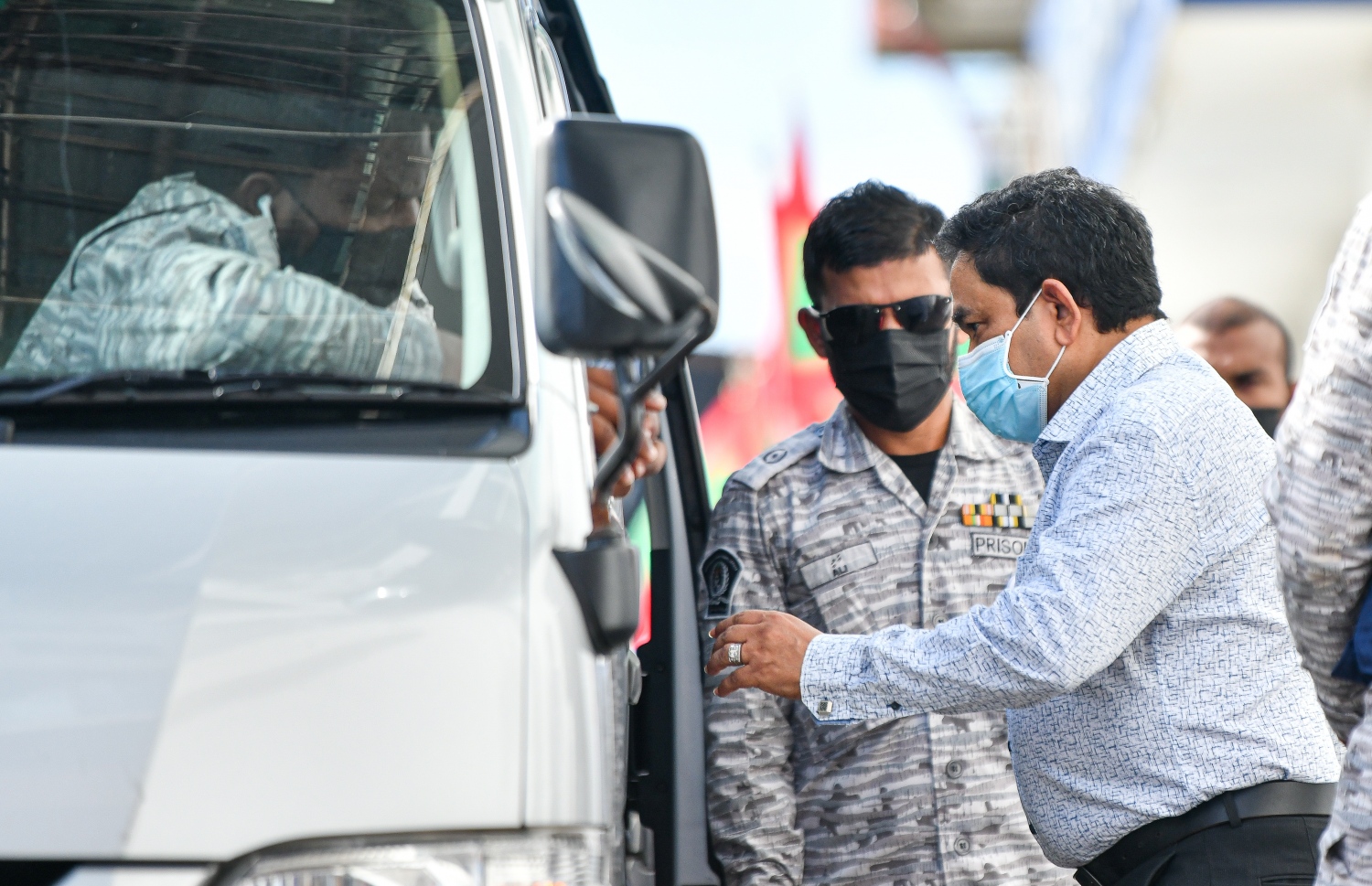 ނޮވެމްބަރު 30، 2021: ކުރީގެ ރައީސް އަބްދުﷲ ޔާމީންގެ މައްޗަށް މަނީ ލޯންޑަރިންގެ ކުށް ސާބިތުވެ ފަސް އަހަރަށް ޖަލަށް ލުމަށް ކޮށްފައިވާ ހުކުމާ ގުޅިގެން ސުޕްރީމް ކޯޓަށް ހުށަހަޅާފައިވާ އިސްތިއުފާނުގެ މައްސަލައިގެ ހުކުމް އިއްވާ ޝަރީއަތަށް ހާޒިރު ކުރުމަށްޓަކައި ކަރެކްޝަނަލް ސާވިސްގެ އޮފިސަރުންގެ ބެލުމުގެ ދަށުން އެ އިދާރާގެ ވެހިކަލަށް އަރާވަޑައިގަންނަވަނީ.---ފޮޓޯ: ފަޔާޒު މޫސާ/ މިހާރު