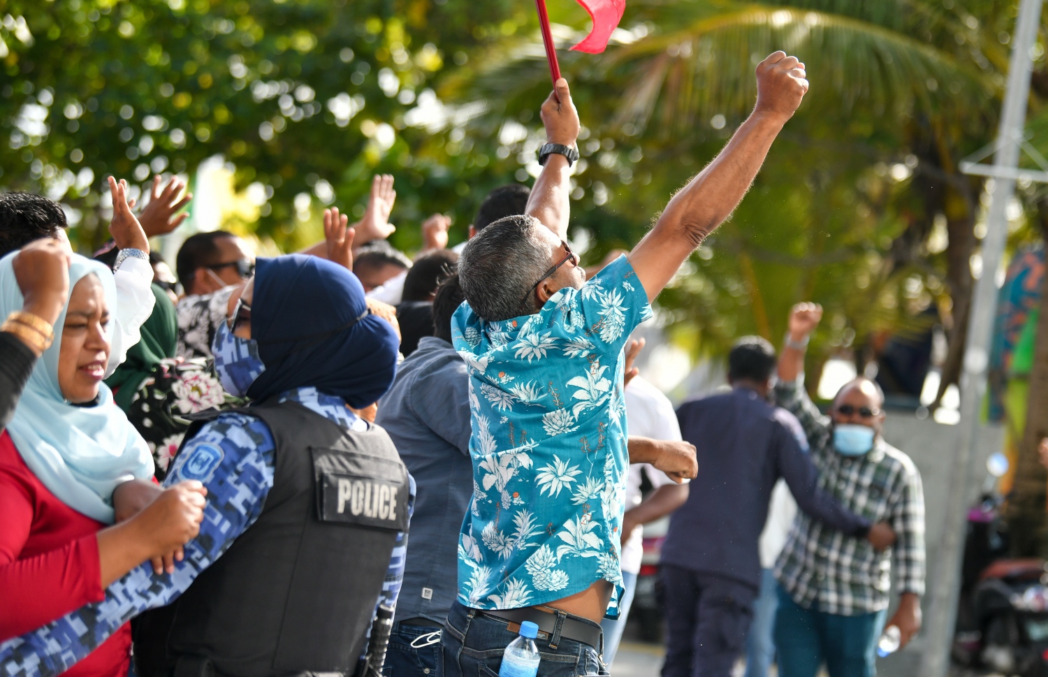 ނޮވެމްބަރު 30، 2021: ކުރީގެ ރައީސް އަބްދުﷲ ޔާމީންގެ މައްޗަށް މަނީ ލޯންޑަރިންގެ ކުށް ސާބިތުވެ ފަސް އަހަރަށް ޖަލަށް ލުމަށް ކޮށްފައިވާ ހުކުމުގެ އިސްތިއުނާފު ޝަރީއަތަށް ސުޕްރީމް ކޯޓަށް ހާޒިރުކުރާއިރު، ޔާމީންގެ ބައެއް ސަޕޯޓަރުން ޔާމީންގެ ގެކޮޅު ކައިރިއަށް އެއްވެފައި.--- ފޮޓޯ: ފަޔާޒު މޫސާ / މިހާރު