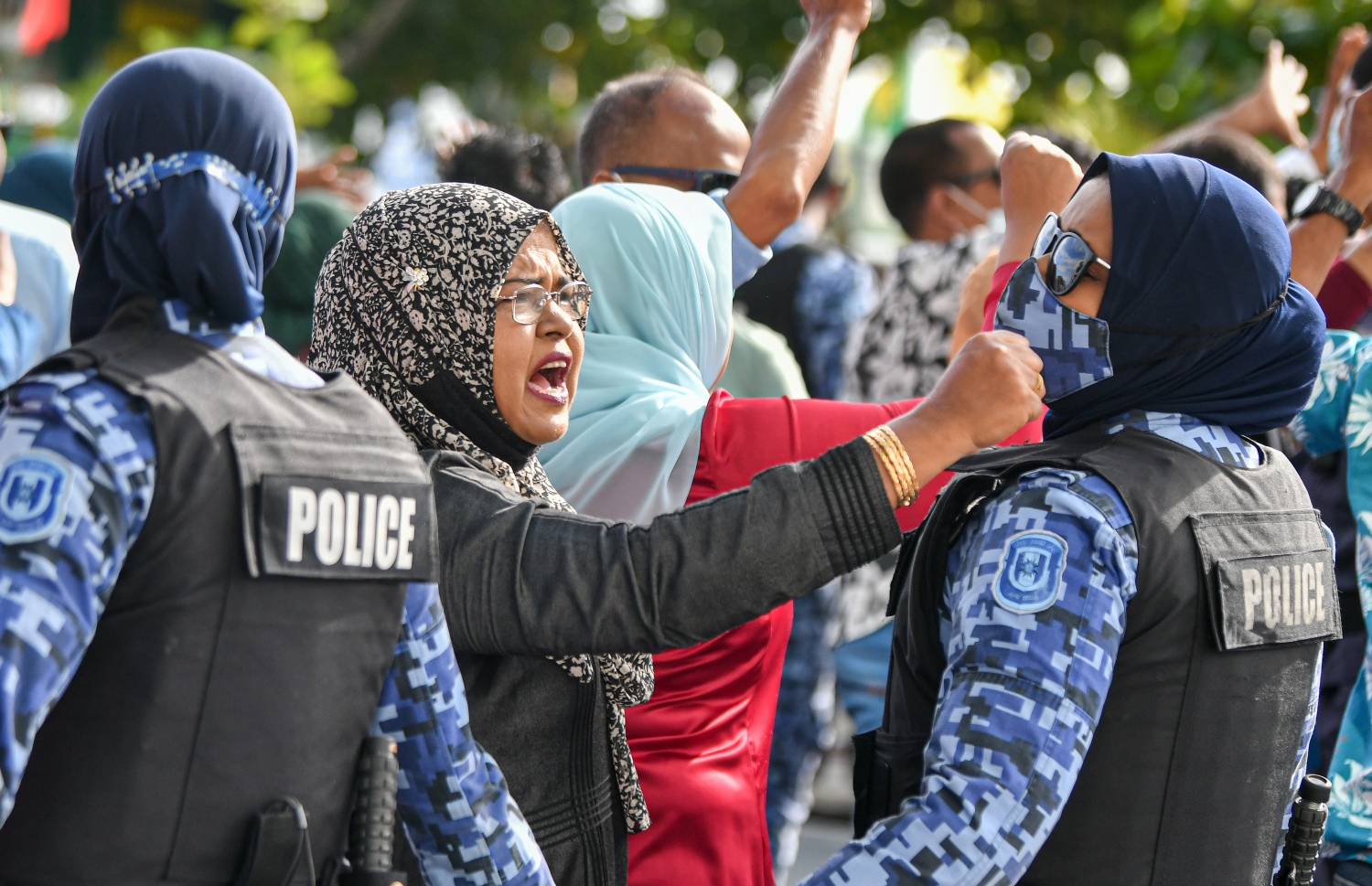 ނޮވެމްބަރު 30، 2021: ކުރީގެ ރައީސް އަބްދުﷲ ޔާމީންގެ މައްޗަށް މަނީ ލޯންޑަރިންގެ ކުށް ސާބިތުވެ ފަސް އަހަރަށް ޖަލަށް ލުމަށް ކޮށްފައިވާ ހުކުމުގެ އިސްތިއުނާފު ޝަރީއަތަށް ސުޕްރީމް ކޯޓަށް ހާޒިރުކުރާއިރު، ޔާމީންގެ ބައެއް ސަޕޯޓަރުން ޔާމީންގެ ގެކޮޅު ކައިރިއަށް އެއްވެފައި.--- ފޮޓޯ: ފަޔާޒު މޫސާ / މިހާރު