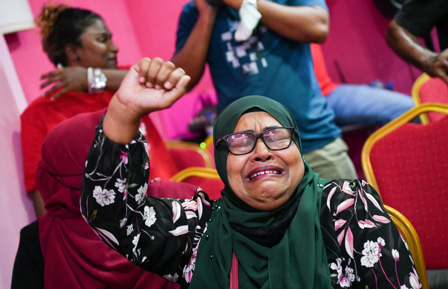 މާލެ: ނޮވެމްބަރު 30، 2021: މަނީ ލޯންޑާ ކުރިކަން ސާބިތުވެ ކުރީގެ ރައީސް އަބްދުﷲ ޔާމީންގެ މައްޗަށް ކުރި ފަސް އަހަރުގެ ޖަލު ހުކުމް ސުޕްރީމް ކޯޓުން ބާތިލުކުރުމާ ގުޅިގެން ޕީޕީއެމް އޮފީސް ކައިރީގައި، އެމަނިކުފާނަށް ތާއީދުކުރައްވާ މީހަކު އުފަލުން ރޮނީ.-- ފޮޓޯ: ފަޔާޒް މޫސާ /މިހާރު