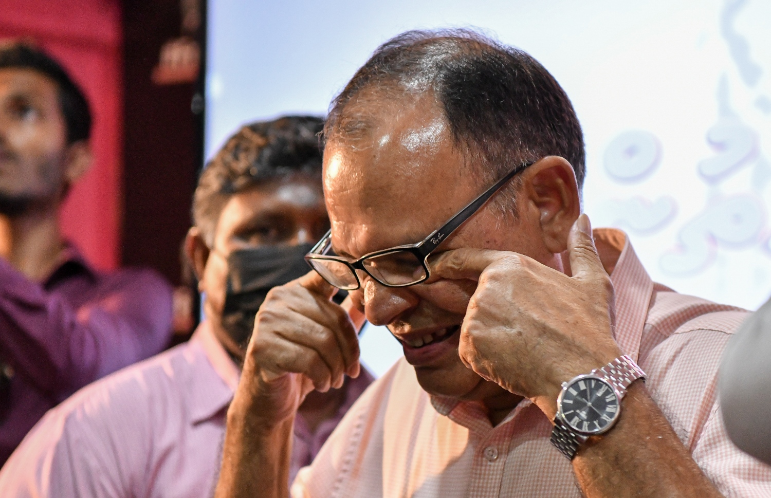 މާލެ: ނޮވެމްބަރު 30، 2021: މަނީ ލޯންޑާ ކުރިކަން ސާބިތުވެ ކުރީގެ ރައީސް އަބްދުﷲ ޔާމީންގެ މައްޗަށް ކުރި ފަސް އަހަރުގެ ޖަލު ހުކުމް ސުޕްރީމް ކޯޓުން ބާތިލުކުރުމާ ގުޅިގެން ޕީޕީއެމް އޮފީސް ކައިރީގައި، އެމަނިކުފާނަށް ތާއީދުކުރައްވާ މީހުންގެ ތެރޭގައި ޕީޕީއެމްގެ އިސްބޭފުޅުން އުފަލުން ރޮނީ.-- ފޮޓޯ: ފަޔާޒް މޫސާ /މިހާރު