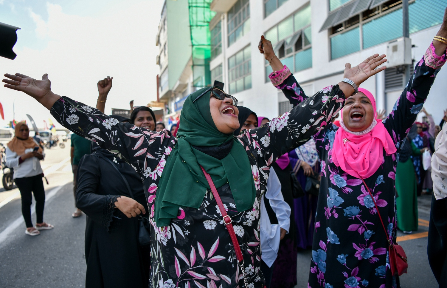 ކުރީގެ ރައީސް އަބްދުﷲ ޔާމީންގެ ޖަލު ހުކުމް ބާތިލްކޮށް މިނިވަންކުރުމުން ސަޕޯޓަރުން އުފާ ފާޅުކުރަނީ. -- ފޮޓޯ: ފަޔާޒް މޫސާ / މިހާރު