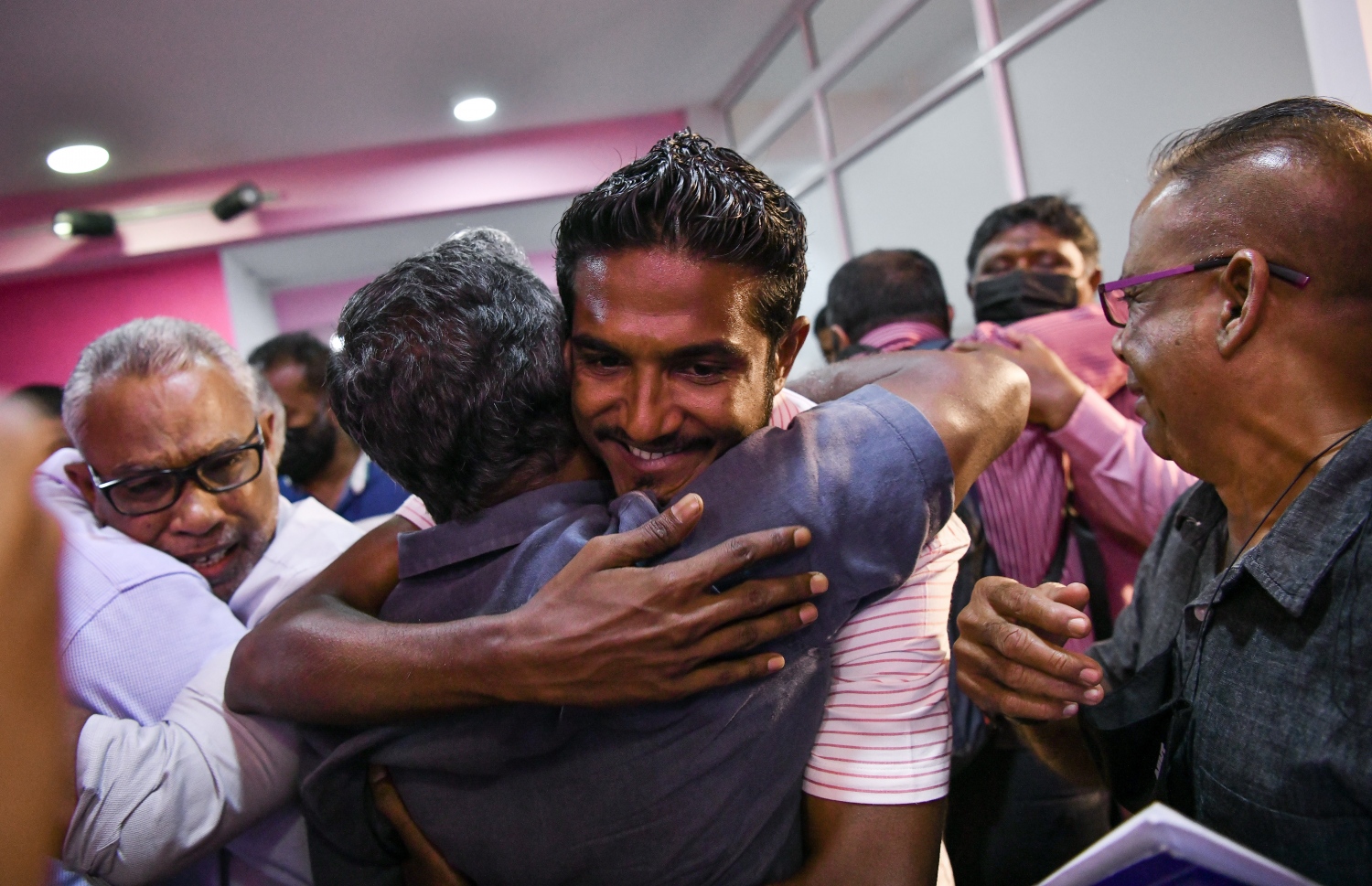 މާލެ: ނޮވެމްބަރު 30، 2021: މަނީ ލޯންޑާ ކުރިކަން ސާބިތުވެ ކުރީގެ ރައީސް އަބްދުﷲ ޔާމީންގެ މައްޗަށް ކުރި ފަސް އަހަރުގެ ޖަލު ހުކުމް ސުޕްރީމް ކޯޓުން ބާތިލުކުރުމާ ގުޅިގެން ޕީޕީއެމް އޮފީހުގައި، ޕީޕީއެމް/ޕީއެންސީގެ އިސްބޭފުޅުން އުފަލުން ރޮނީ.-- ފޮޓޯ: ފަޔާޒް މޫސާ /މިހާރު