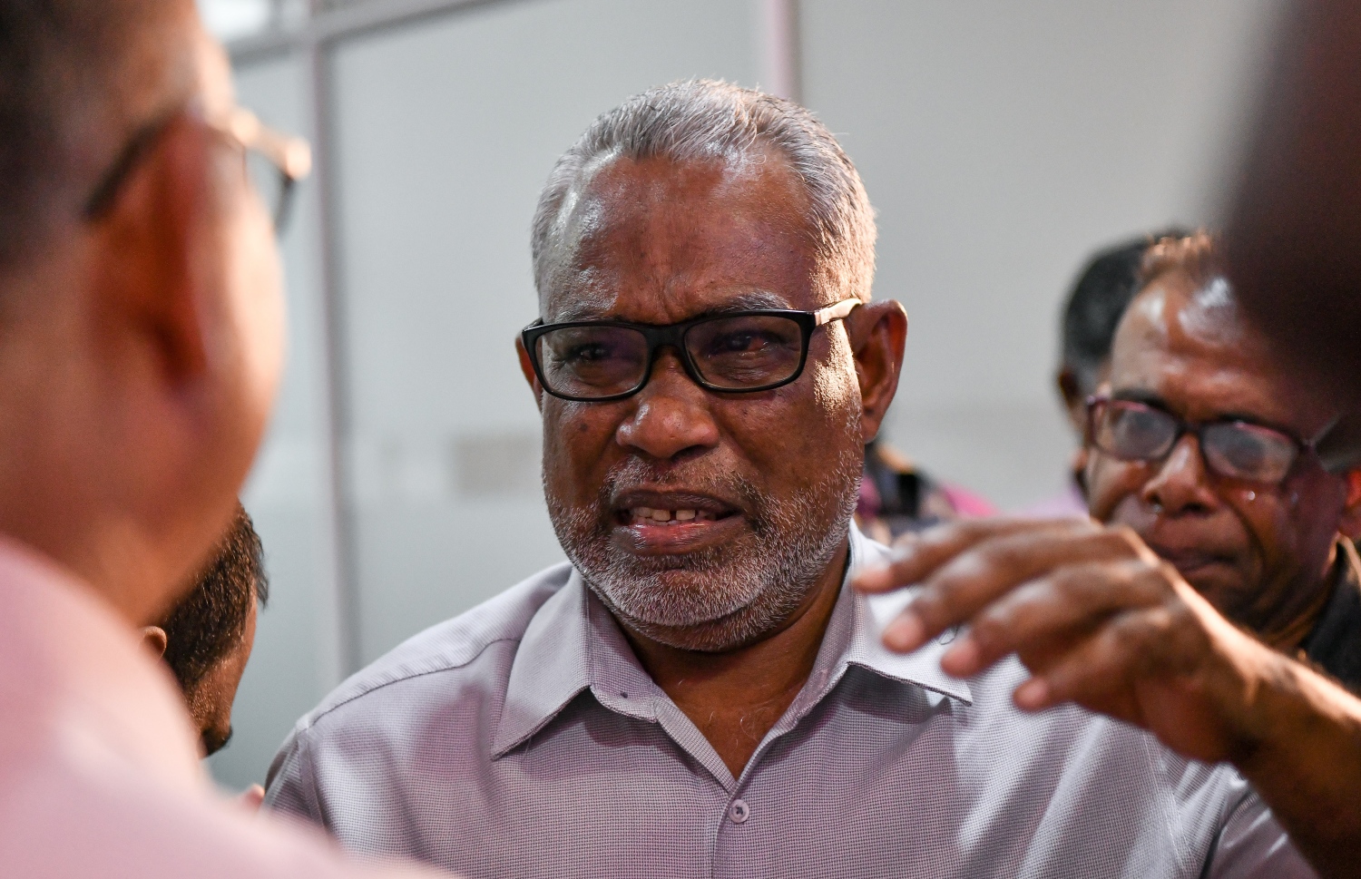 މާލެ: ނޮވެމްބަރު 30، 2021: މަނީ ލޯންޑާ ކުރިކަން ސާބިތުވެ ކުރީގެ ރައީސް އަބްދުﷲ ޔާމީންގެ މައްޗަށް ކުރި ފަސް އަހަރުގެ ޖަލު ހުކުމް ސުޕްރީމް ކޯޓުން ބާތިލުކުރުމާ ގުޅިގެން ޕީޕީއެމް އޮފީހުގައި، އަބްދުއް ރަހީމް އަބްދުﷲ އުފަލުން ރޮނީ.-- ފޮޓޯ: ފަޔާޒް މޫސާ /މިހާރު