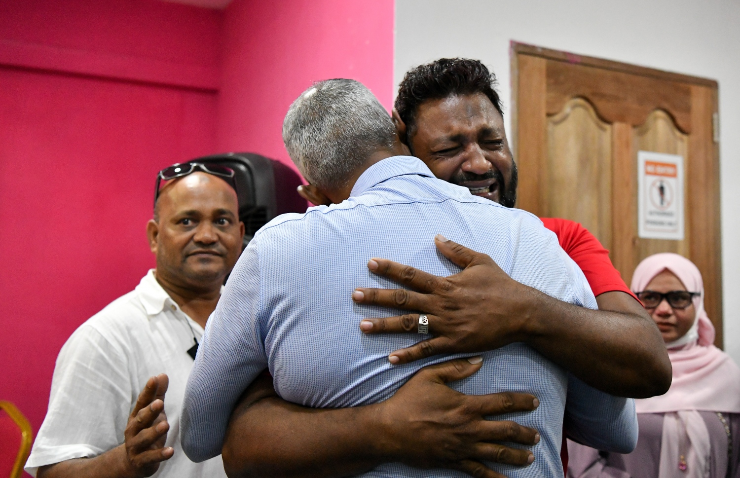 މާލެ: ނޮވެމްބަރު 30، 2021: މަނީ ލޯންޑާ ކުރިކަން ސާބިތުވެ ކުރީގެ ރައީސް އަބްދުﷲ ޔާމީންގެ މައްޗަށް ކުރި ފަސް އަހަރުގެ ޖަލު ހުކުމް ސުޕްރީމް ކޯޓުން ބާތިލުކުރުމާ ގުޅިގެން ޕީޕީއެމް އޮފީހުގައި، ޕީޕީއެމް/ޕީއެންސީގެ އިސްބޭފުޅުން އުފަލުން ރޮނީ.-- ފޮޓޯ: ފަޔާޒް މޫސާ /މިހާރު