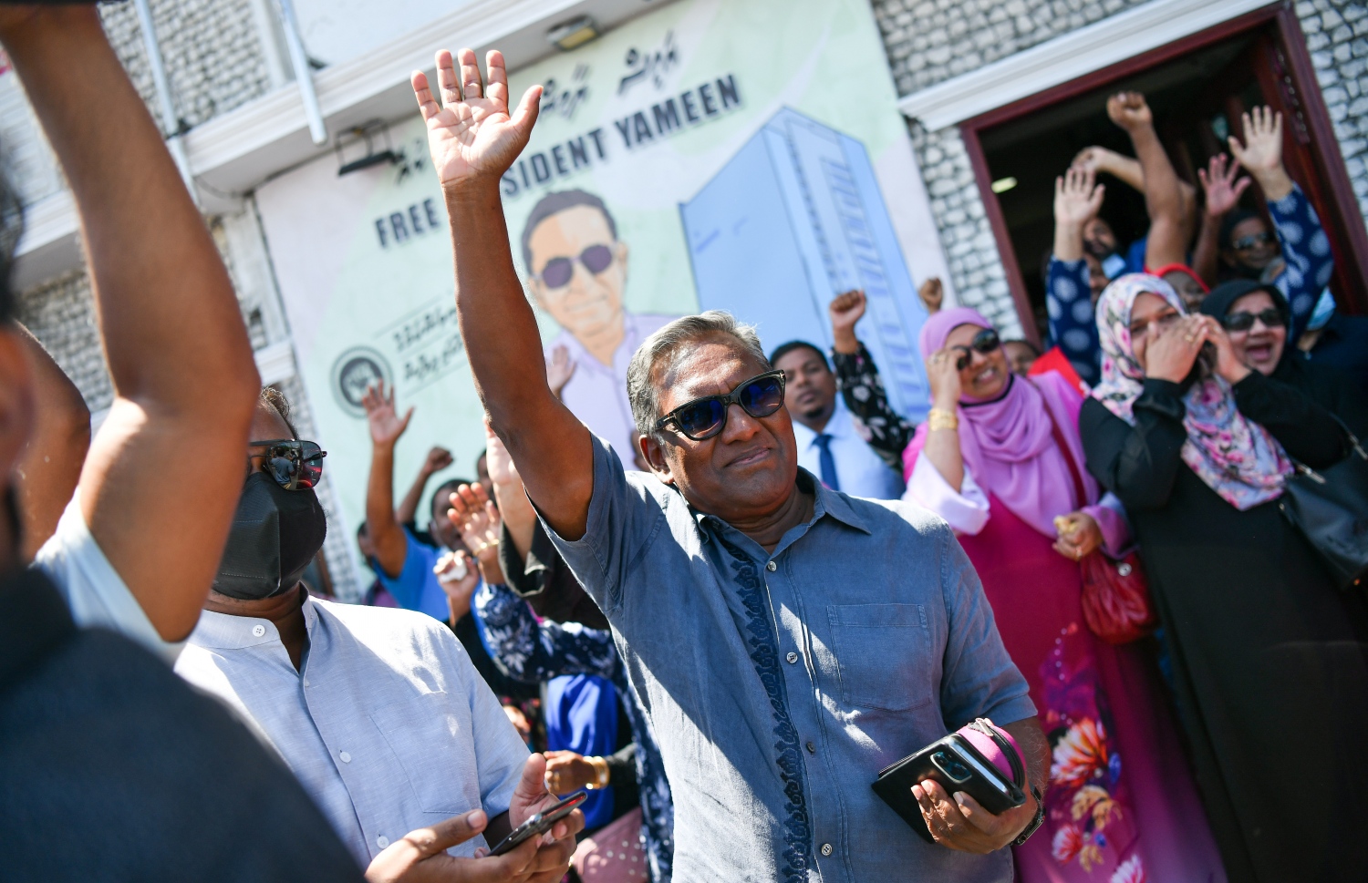 މާލެ: ނޮވެމްބަރު 30، 2021: މަނީ ލޯންޑާ ކުރިކަން ސާބިތުވެ ކުރީގެ ރައީސް އަބްދުﷲ ޔާމީންގެ މައްޗަށް ކުރި ފަސް އަހަރުގެ ޖަލު ހުކުމް ސުޕްރީމް ކޯޓުން ބާތިލުކުރުމާ ގުޅިގެން ޕީޕީއެމް އޮފީސް ކައިރީގައި، އެމަނިކުފާނަށް ތާއީދުކުރައްވާ މީހުންގެ ތެރޭގައި ކުރީގެ ރައީސް މުހައްމަދު ވަހީދު އުފާފާޅު ކުރައްވަނީ.-- ފޮޓޯ: ފަޔާޒް މޫސާ /މިހާރު