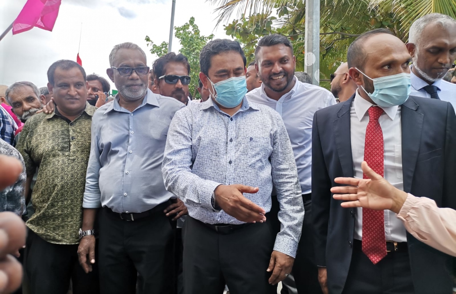 ރައީސް ޔާމީން ޕީޕީއެމް އޮފީސް ކައިރީގައި ސަޕޯޓަރުންނާ ސަލާމް ކުރައްވަނީ-- މިހާރު ފޮޓޯ