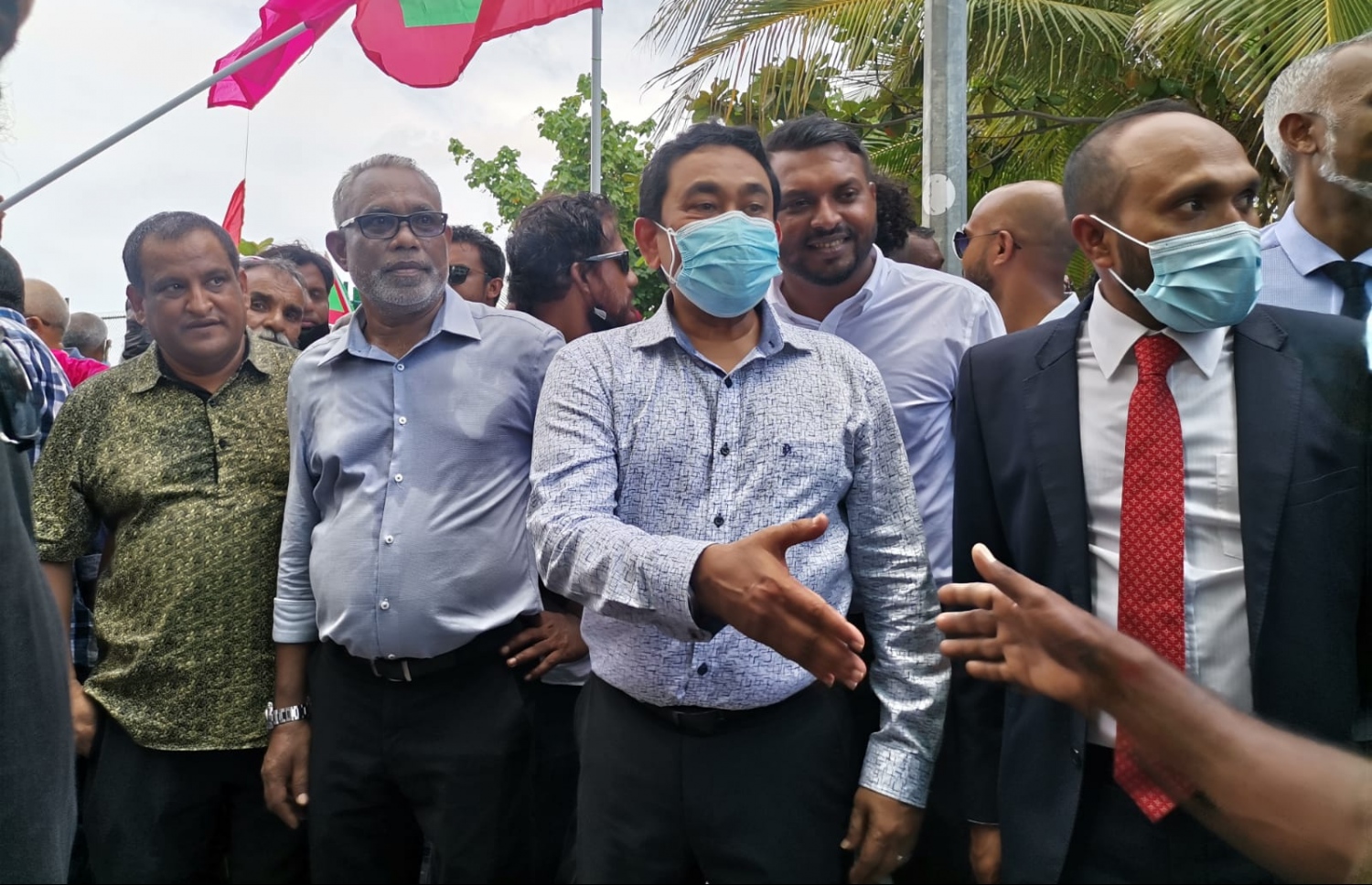 ސުޕްރީމް ކޯޓުން ނުކުމެ ވަޑައިގެން ރައީސް ޔާމީން ސަޕޯޓަރުންނާއި ސަލާމް ކުރައްވަނީ-- މިހާރު ފޮޓޯ