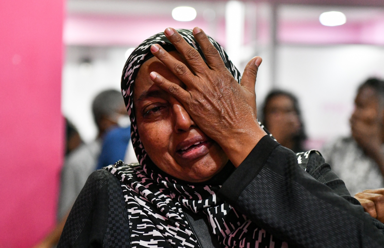 ނޮވެމްބަރު 30، 2021- ކުރީގެ ރައީސް ޔާމީނަށް ކްރިމިނަލް ކޯޓުން ކުރި ހުކުމް ސުޕްރީމް ކޯޓުން މިއަދު ބާތިލުކުރުމާއެކު، އެ މަނިކުފާނުގެ ސަޕޯޓަރަކު ޕީޕީއެމްގެ އޮފީސްތެރޭގައި އުފަލުން ރޮނީ: ޔާމީނާ ހެދި މަރުދޭ ސަޕޯޓަރުން ބުނީ މިއީ މިދިޔަ ހުރިހާ ދުވަހު އެ މީހުން ކުރި ދިގު އިންތިޒާރެއްގެ ނިމުން ކަމަށް.---ފޮޓޯ: ފަޔާޒު މޫސާ/ މިހާރު