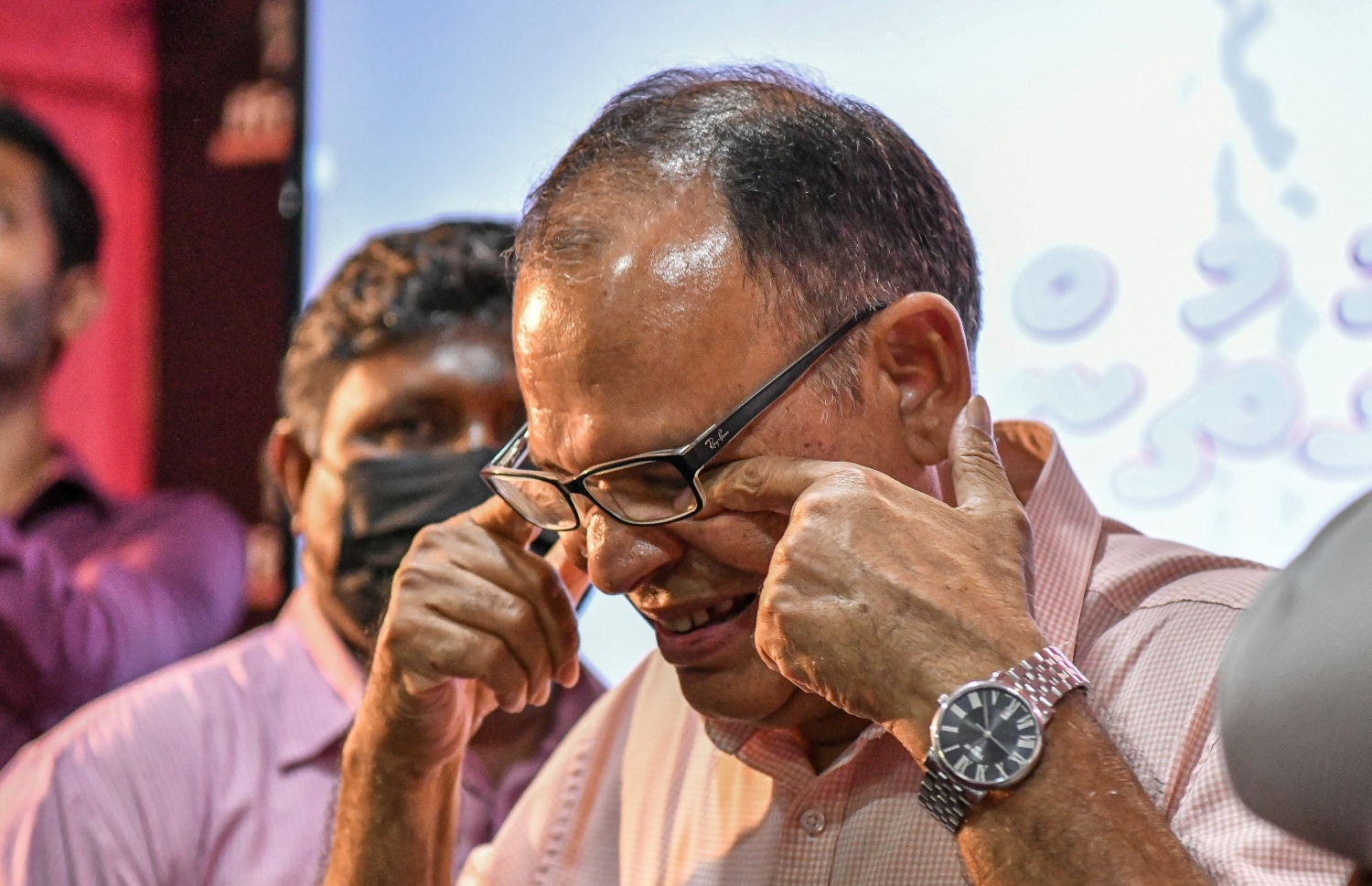 ނޮވެމްބަރު 30، 2021- ކުރީގެ ރައީސް ޔާމީނަށް ކްރިމިނަލް ކޯޓުން ކުރި ހުކުމް ސުޕްރީމް ކޯޓުން މިއަދު ބާތިލުކުރުމާއެކު، މަޑުއްވަރި ދާއިރާގެ މެމްބަރު އާދަމް ޝަރީފް އުފަލުން ރޮނީ.---ފޮޓޯ: ފަޔާޒު މޫސާ/ މިހާރު