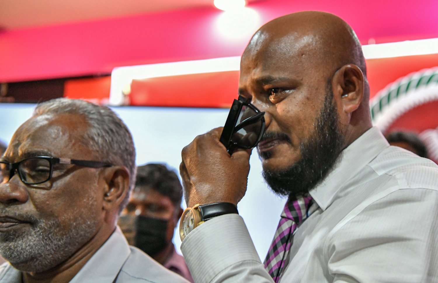 ނޮވެމްބަރު 30، 2021- ކުރީގެ ރައީސް ޔާމީނަށް ކްރިމިނަލް ކޯޓުން ކުރި ހުކުމް ސުޕްރީމް ކޯޓުން މިއަދު ބާތިލުކުރުމާއެކު، ޕީއެންސީގެ ނައިބު ރައީސް އަދި މާލޭ ސިޓީ ކައުންސިލްގެ މެމްބަރު އިބްރާހިމް ޝުޖާއު އުފަލުން ރޮނީ.---ފޮޓޯ: ފަޔާޒު މޫސާ/ މިހާރު