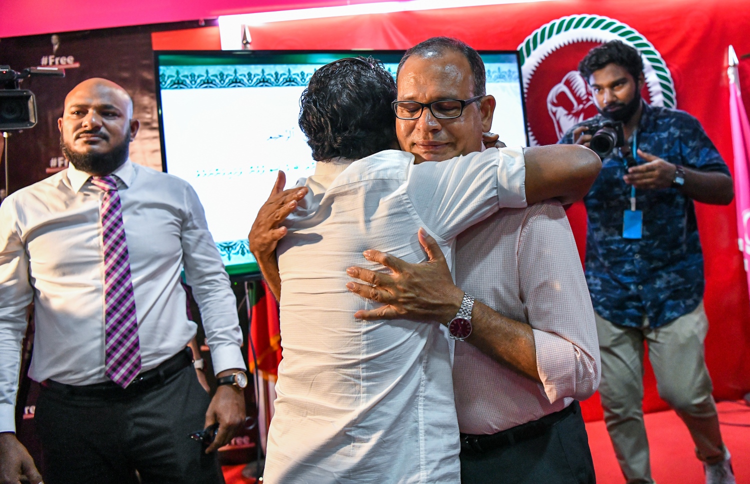 ނޮވެމްބަރު 30، 2021- ކުރީގެ ރައީސް ޔާމީނަށް ކްރިމިނަލް ކޯޓުން ކުރި ހުކުމް ސުޕްރީމް ކޯޓުން މިއަދު ބާތިލުކުރުމާއެކު، މަޑުއްވަރި ދާއިރާގެ މެމްބަރު އާދަމް ޝަރީފް އުފަލުން މީހަކާ ބައްދާލައްވައި ޔާމީންގެ ކާމިޔާބީ ފާހަގަކުރައްވަނީ.---ފޮޓޯ: ފަޔާޒު މޫސާ/ މިހާރު