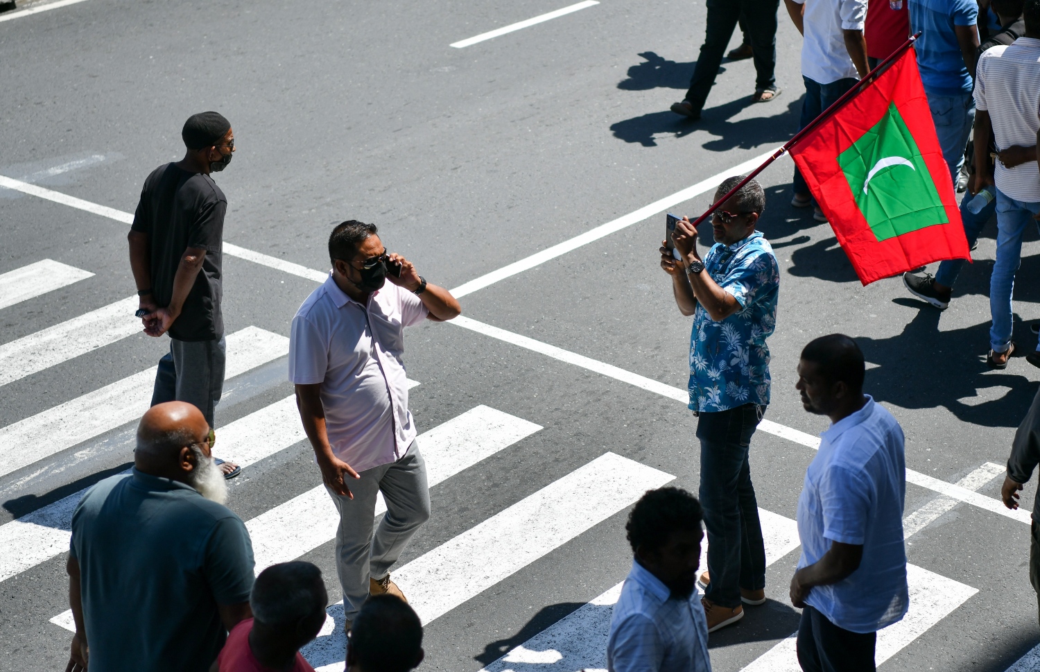 ނޮވެމްބަރު 30، 2021- ކުރީގެ ރައީސް ޔާމީނަށް ކްރިމިނަލް ކޯޓުން ކުރި ހުކުމް ސުޕްރީމް ކޯޓުން މިއަދު ބާތިލުކުރުމާއެކު، އެ މަނިކުފާނުގެ ސަޕޯޓަރުން ޕީޕީއެމްގެ އޮފީސް ކައިރިއަށް ޖަމާވެ، އެކަން ފާހަގަކުރަނީ.---ފޮޓޯ: ފަޔާޒު މޫސާ/ މިހާރު