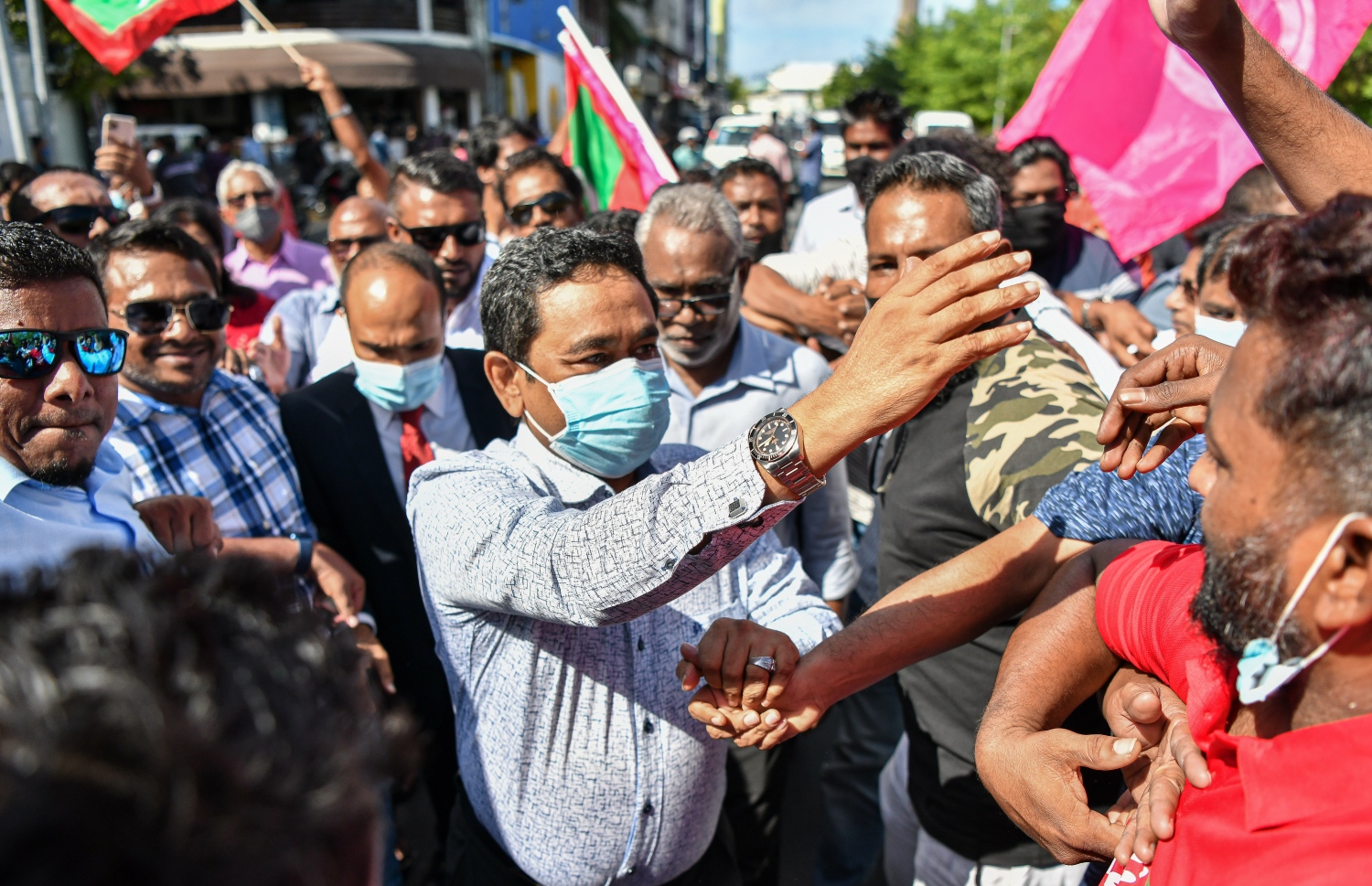 ހުކުމުން މިނިވަންވުމާ އެކު ޔާމީން ސަޕޯޓަރުންނާ ސަލާމްކުރައްވަނީ. -- ފޮޓޯ/ މިހާރު