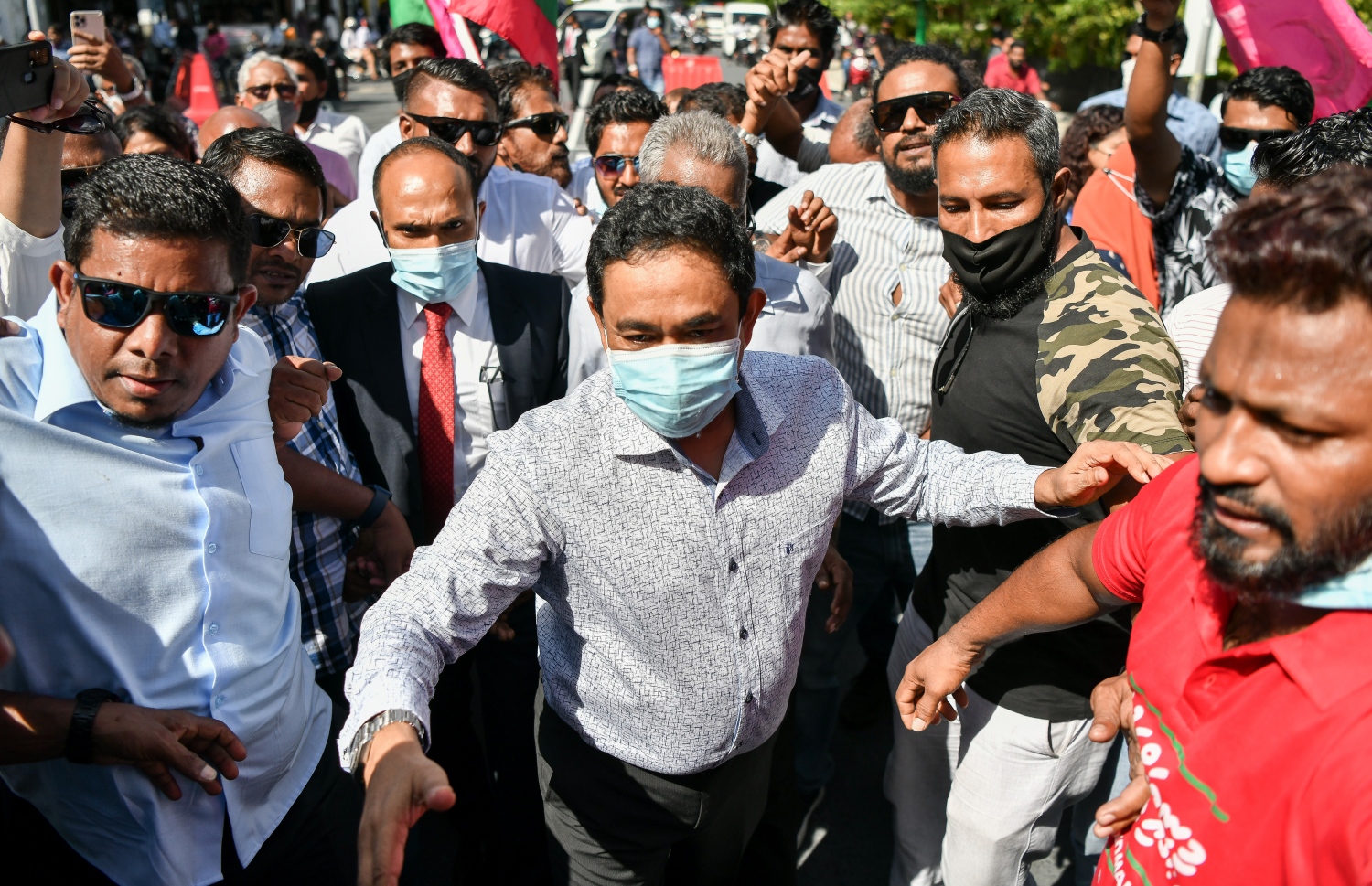 ނޮވެމްބަރު 30، 2021- ކުރީގެ ރައީސް ޔާމީނަށް ކްރިމިނަލް ކޯޓުން ކުރި ހުކުމް ސުޕްރީމް ކޯޓުން މިއަދު ބާތިލުކުރުމުން، އެ މަނިކުފާނު ގެކޮޅަށް ވަޑައިގަންނަވާނެ އިރެއްގެ އިންތިޒާރުގައި އެއްވެ ތިބި ސަޕޯޓަރުންނާ ސަލާމް ކުރައްވަނީ: ޔާމީންގެ މި ކާމިޔާބީއަކީ އެ މީހުން ދެކޭގޮތުގައި މުޅި ގައުމަށް ލިބުނު ތާރީހީ ނަސްރެއް.---ފޮޓޯ: ފަޔާޒު މޫސާ/ މިހާރު