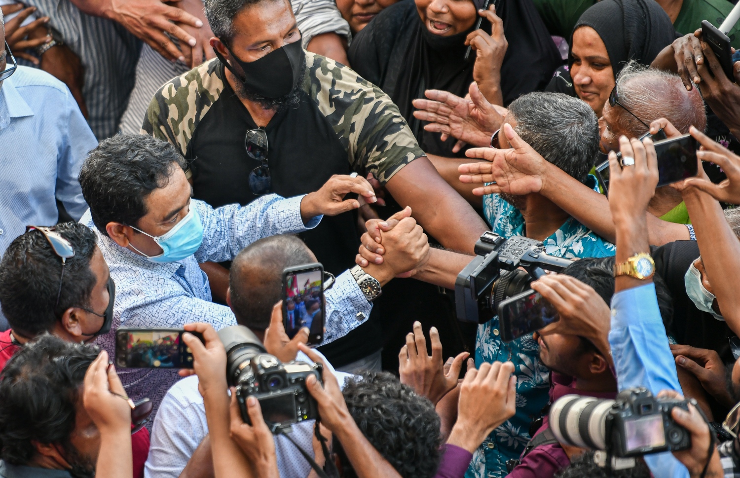 ނޮވެމްބަރު 30، 2021- ކުރީގެ ރައީސް ޔާމީނަށް ކްރިމިނަލް ކޯޓުން ކުރި ހުކުމް ސުޕްރީމް ކޯޓުން މިއަދު ބާތިލުކުރުމުން، އެ މަނިކުފާނު ގެކޮޅަށް ވަޑައިގަންނަވާނެ އިރެއްގެ އިންތިޒާރުގައި އެއްވެ ތިބި ސަޕޯޓަރުންނާ ސަލާމް ކުރައްވަނީ: ޔާމީންގެ މި ކާމިޔާބީއަކީ އެ މީހުން ދެކޭގޮތުގައި މުޅި ގައުމަށް ލިބުނު ތާރީހީ ނަސްރެއް.---ފޮޓޯ: ފަޔާޒު މޫސާ/ މިހާރު