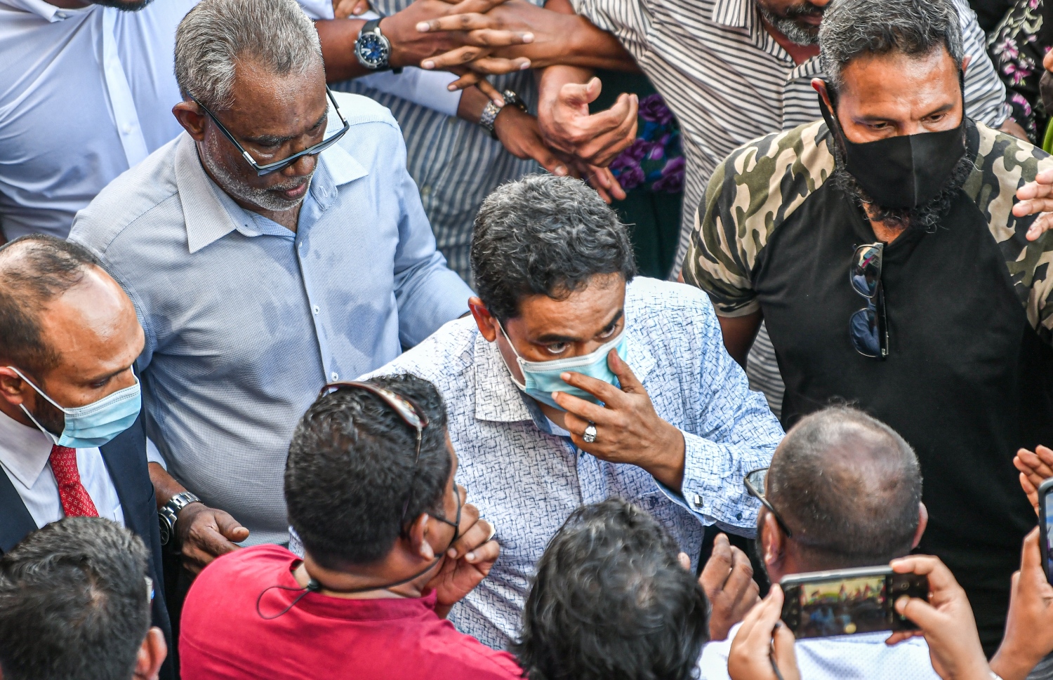 ނޮވެމްބަރު 30، 2021- ކުރީގެ ރައީސް ޔާމީނަށް ކްރިމިނަލް ކޯޓުން ކުރި ހުކުމް ސުޕްރީމް ކޯޓުން މިއަދު ބާތިލުކުރުމުން، އެ މަނިކުފާނު ގެކޮޅަށް ވަޑައިގަންނަވާނެ އިރެއްގެ އިންތިޒާރުގައި އެއްވެ ތިބި ސަޕޯޓަރުންނާއެކު: ޔާމީންގެ މި ކާމިޔާބީއަކީ އެ މީހުން ދެކޭގޮތުގައި މުޅި ގައުމަށް ލިބުނު ތާރީހީ ނަސްރެއް.---ފޮޓޯ: ފަޔާޒު މޫސާ/ މިހާރު