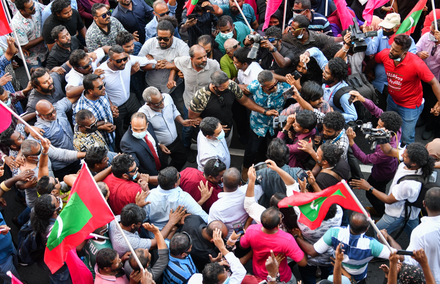 ނޮވެމްބަރު 30، 2021- ކުރީގެ ރައީސް ޔާމީނަށް ކްރިމިނަލް ކޯޓުން ކުރި ހުކުމް ސުޕްރީމް ކޯޓުން މިއަދު ބާތިލުކުރުމުން، އެ މަނިކުފާނު ގެކޮޅަށް ވަޑައިގަންނަވާނެ އިރެއްގެ އިންތިޒާރުގައި އެއްވެ ތިބި ސަޕޯޓަރުންނާއެކު: ޔާމީންގެ މި ކާމިޔާބީއަކީ އެ މީހުން ދެކޭގޮތުގައި މުޅި ގައުމަށް ލިބުނު ތާރީހީ ނަސްރެއް.---ފޮޓޯ: ފަޔާޒު މޫސާ/ މިހާރު