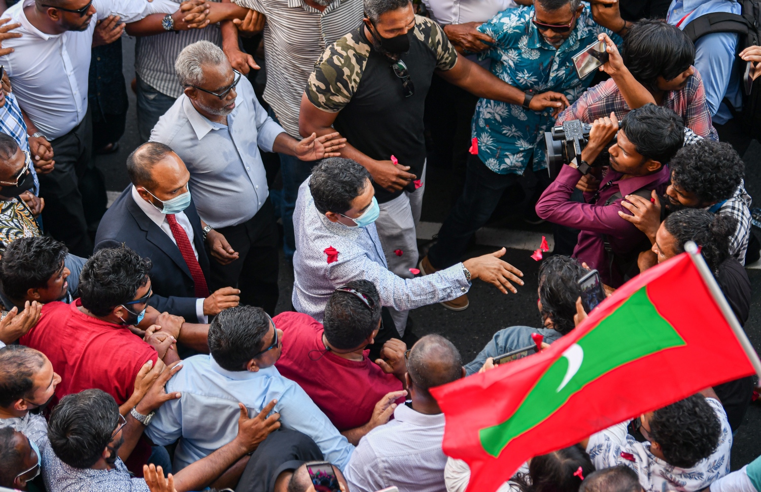 ނޮވެމްބަރު 30، 2021- ކުރީގެ ރައީސް ޔާމީނަށް ކްރިމިނަލް ކޯޓުން ކުރި ހުކުމް ސުޕްރީމް ކޯޓުން މިއަދު ބާތިލުކުރުމުން، އެ މަނިކުފާނު ގެކޮޅަށް ވަޑައިގަންނަވާނެ އިރެއްގެ އިންތިޒާރުގައި އެއްވެ ތިބި ސަޕޯޓަރުންނާއެކު: ޔާމީންގެ މި ކާމިޔާބީއަކީ އެ މީހުން ދެކޭގޮތުގައި މުޅި ގައުމަށް ލިބުނު ތާރީހީ ނަސްރެއް.---ފޮޓޯ: ފަޔާޒު މޫސާ/ މިހާރު