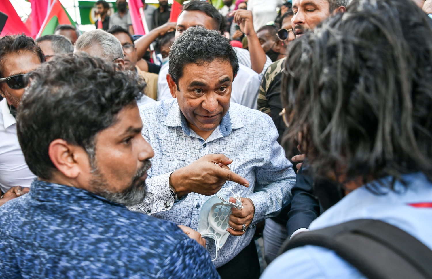 ނޮވެމްބަރު 30، 2021- ކުރީގެ ރައީސް ޔާމީނަށް ކްރިމިނަލް ކޯޓުން ކުރި ހުކުމް ސުޕްރީމް ކޯޓުން މިއަދު ބާތިލުކުރުމުން، އެ މަނިކުފާނު ގެކޮޅަށް ވަޑައިގަންނަވާނެ އިރެއްގެ އިންތިޒާރުގައި އެއްވެ ތިބި ސަޕޯޓަރުންނާއެކު: ޔާމީންގެ މި ކާމިޔާބީއަކީ އެ މީހުން ދެކޭގޮތުގައި މުޅި ގައުމަށް ލިބުނު ތާރީހީ ނަސްރެއް.---ފޮޓޯ: ފަޔާޒު މޫސާ/ މިހާރު