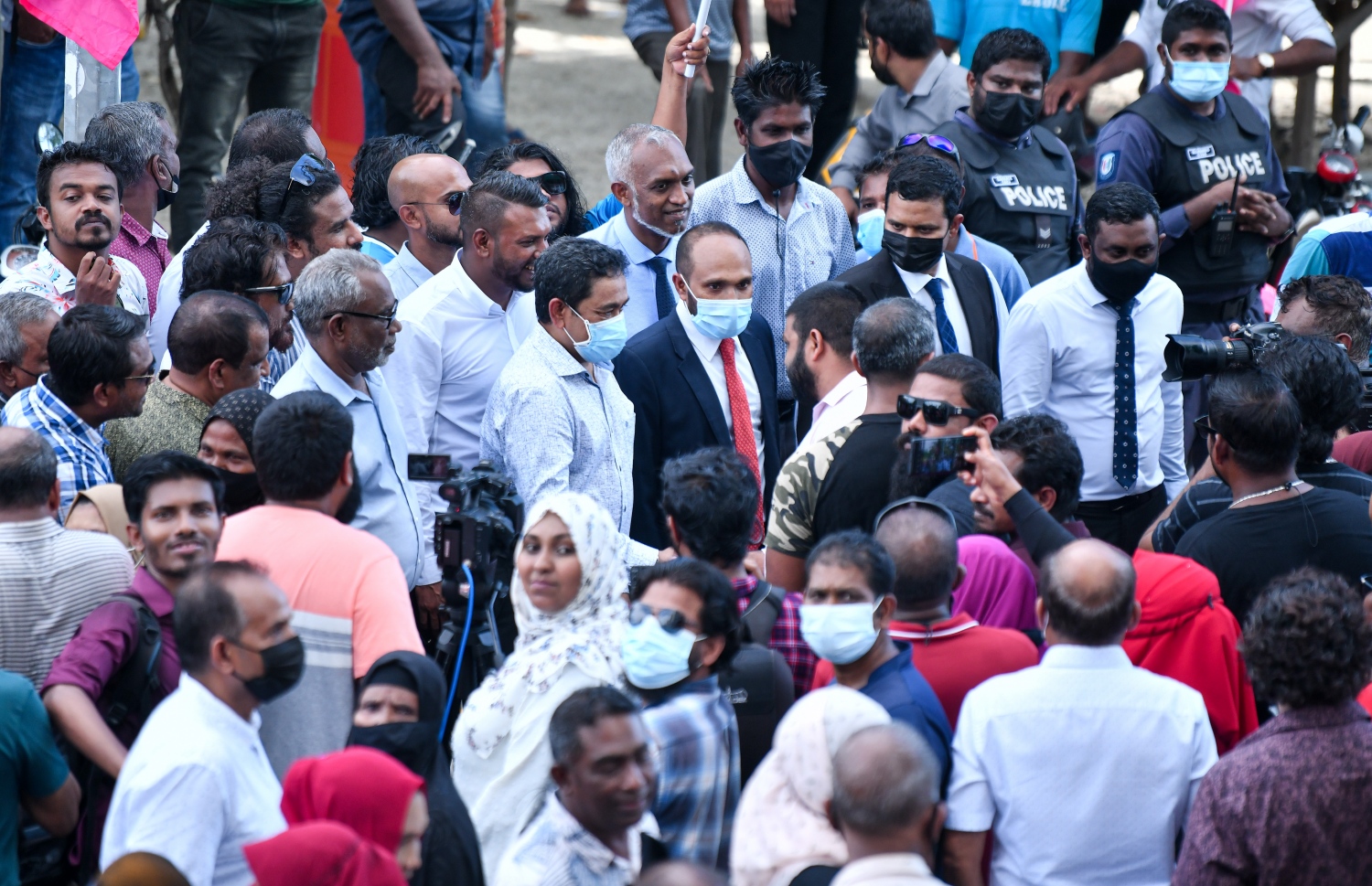 ނޮވެމްބަރު 30، 2021- ކުރީގެ ރައީސް ޔާމީނަށް ކްރިމިނަލް ކޯޓުން ކުރި ހުކުމް ސުޕްރީމް ކޯޓުން މިއަދު ބާތިލުކުރުމުން، އެ މަނިކުފާނު ގެކޮޅަށް ވަޑައިގަންނަވާނެ އިރެއްގެ އިންތިޒާރުގައި އެއްވެ ތިބި ސަޕޯޓަރުންނާއެކު: ޔާމީންގެ މި ކާމިޔާބީއަކީ އެ މީހުން ދެކޭގޮތުގައި މުޅި ގައުމަށް ލިބުނު ތާރީހީ ނަސްރެއް.---ފޮޓޯ: ފަޔާޒު މޫސާ/ މިހާރު